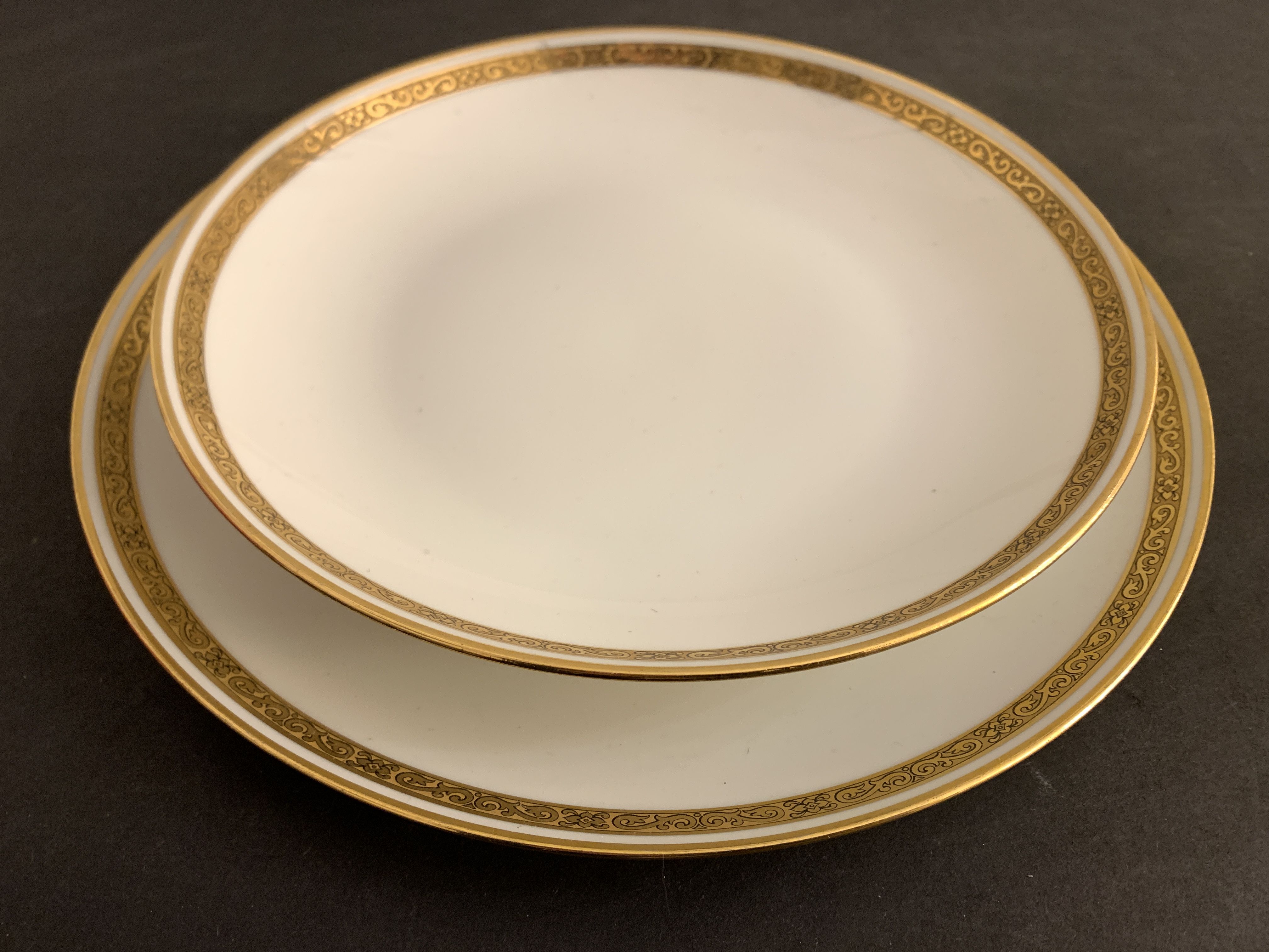 8 flat porcelain plates from Limoges Bernardaud, gilded Greek decoration, twentieth century