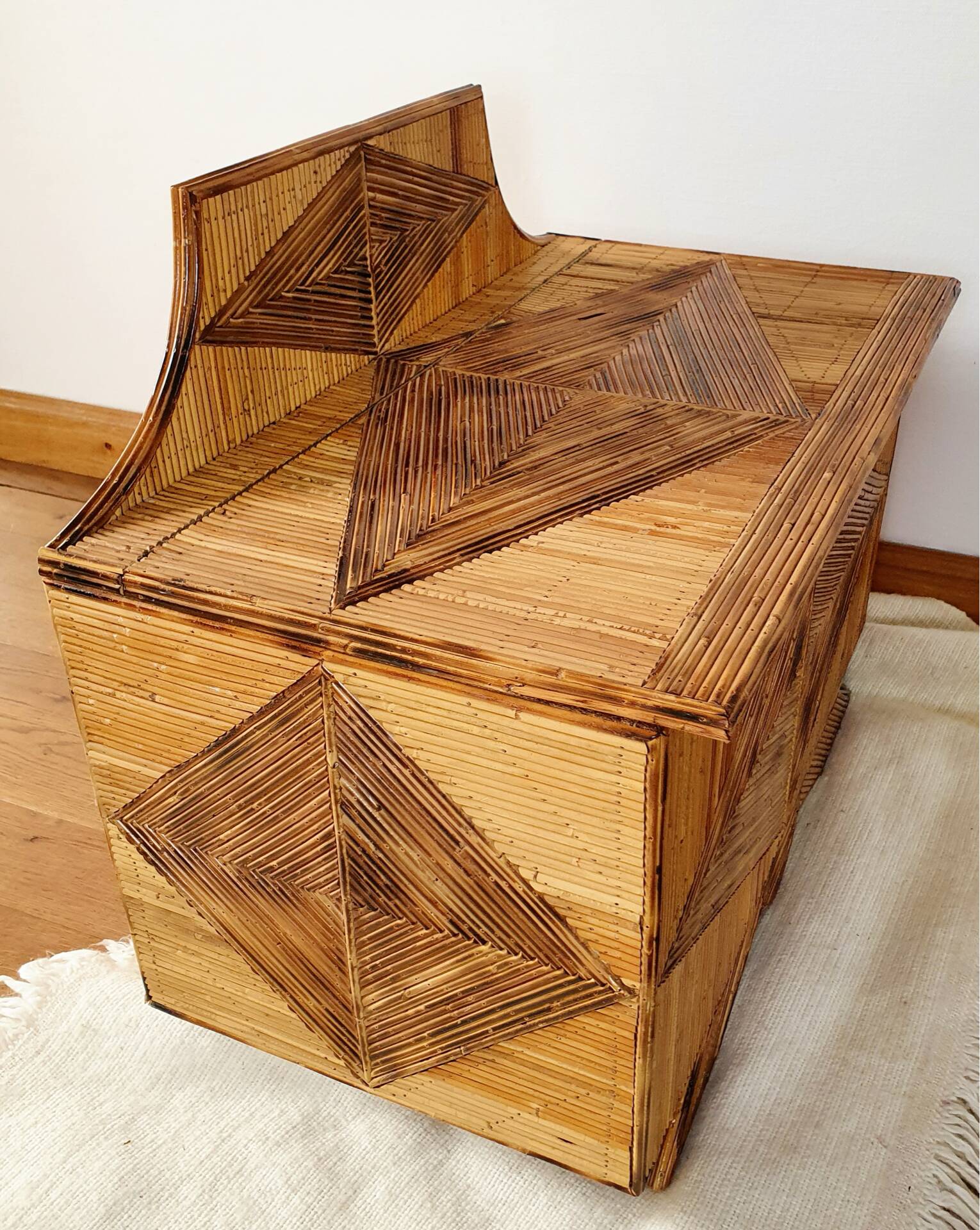 Coffre en marqueterie de rotin