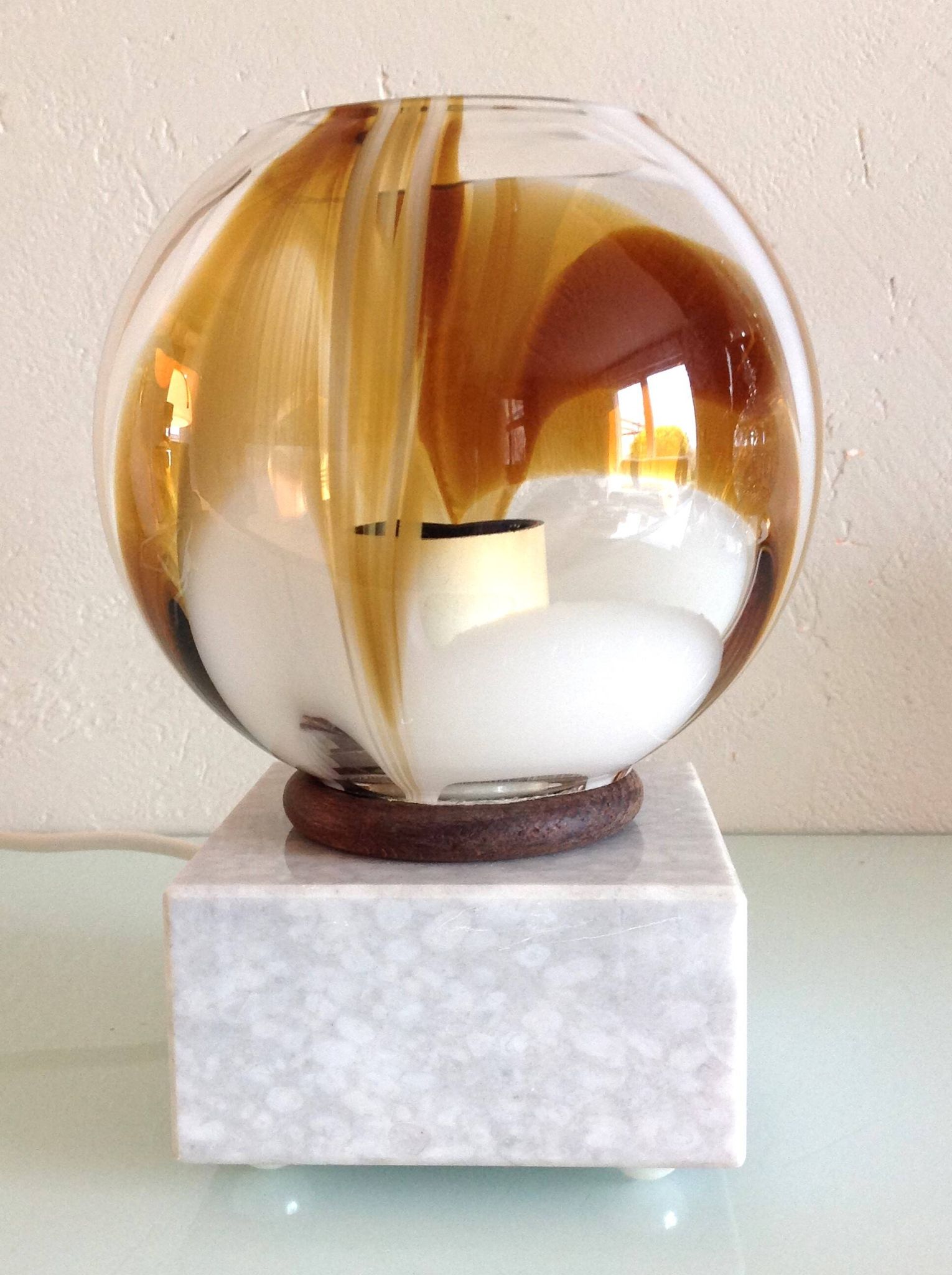 Lampe globe en verre polychrome sur socle marbre / vintage années 60-70