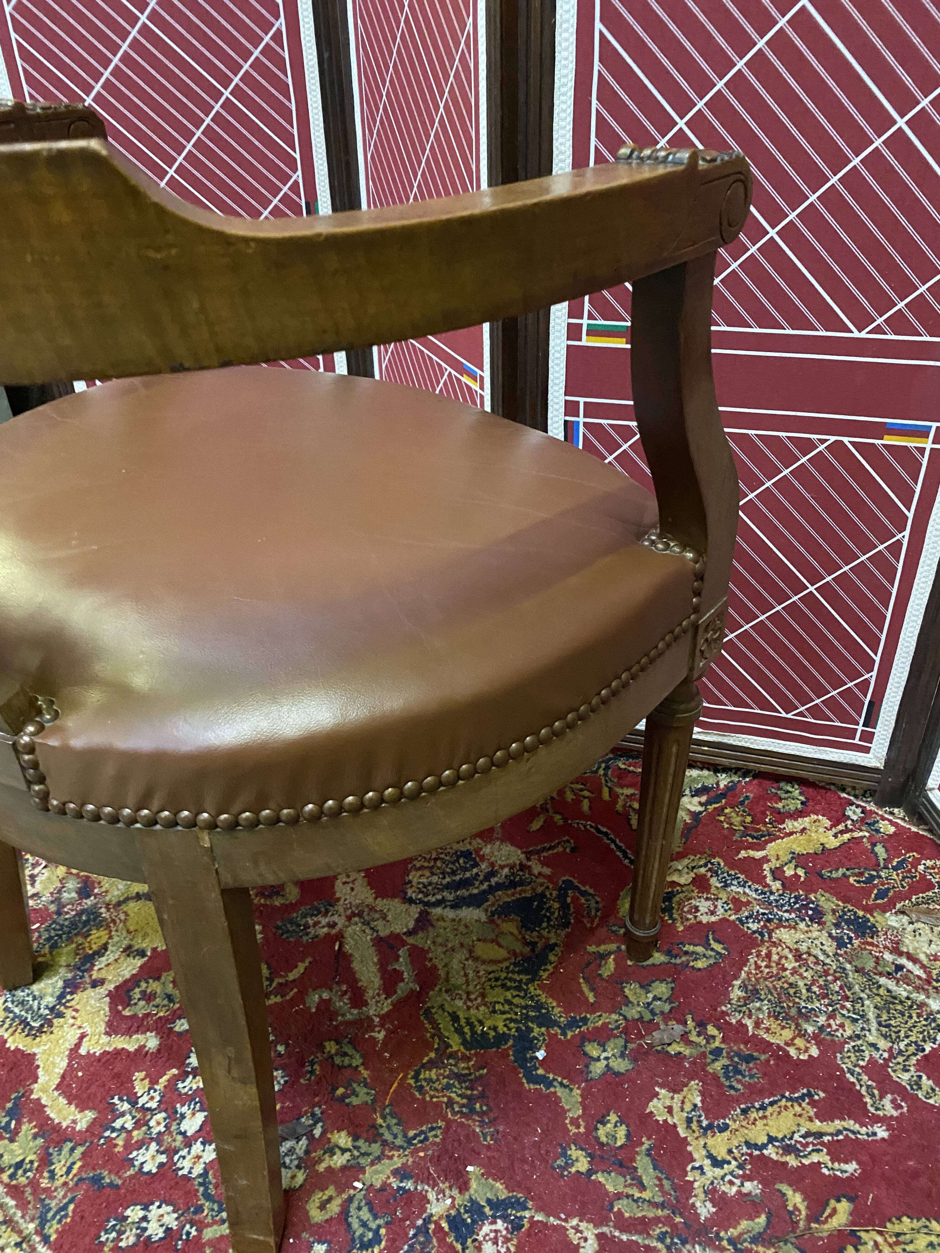 Fauteuil de bureau vintage en bois et cuir marron clouté