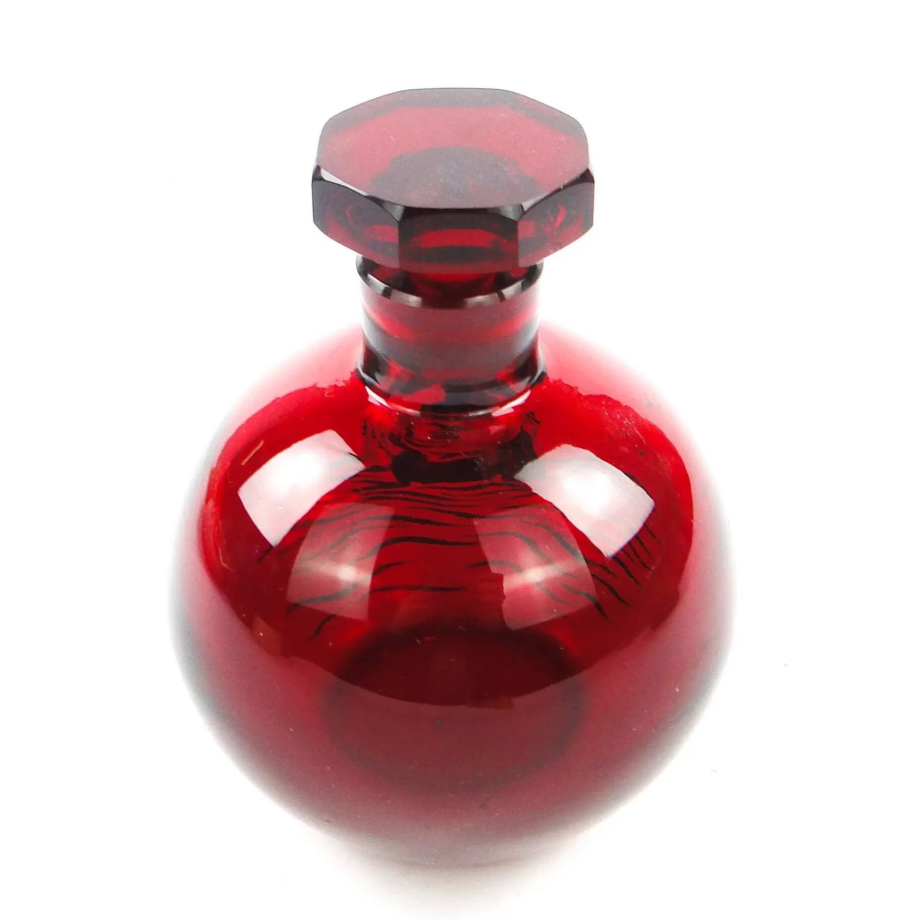 Carafe Art déco, verre rouge, Verrerie Józefina, Pologne, années 1930