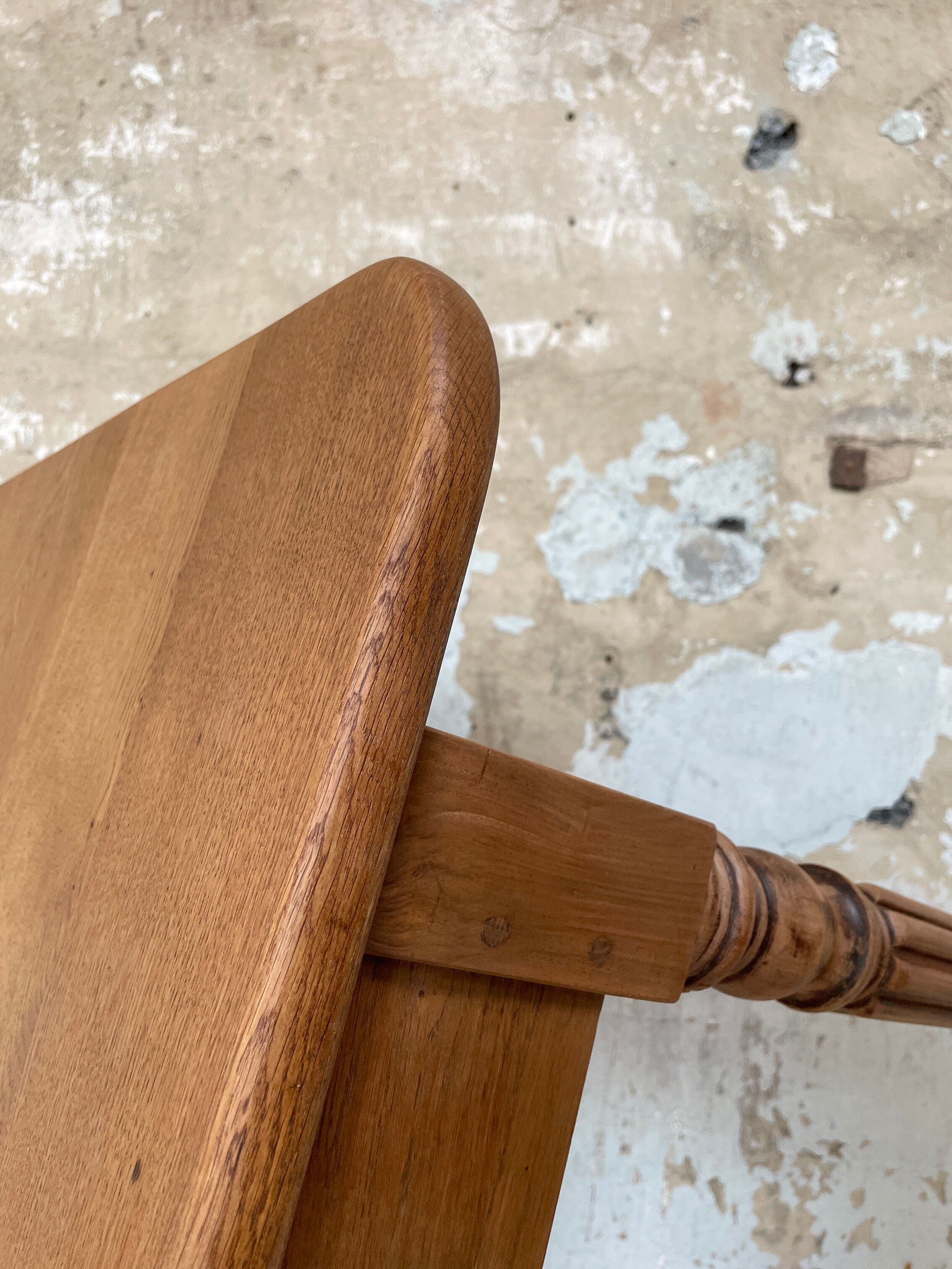 Table with turned legs in solid wood