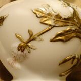 Ancien vase opaline blanche à décor de chardons en relief peint ht 23,6 cm
