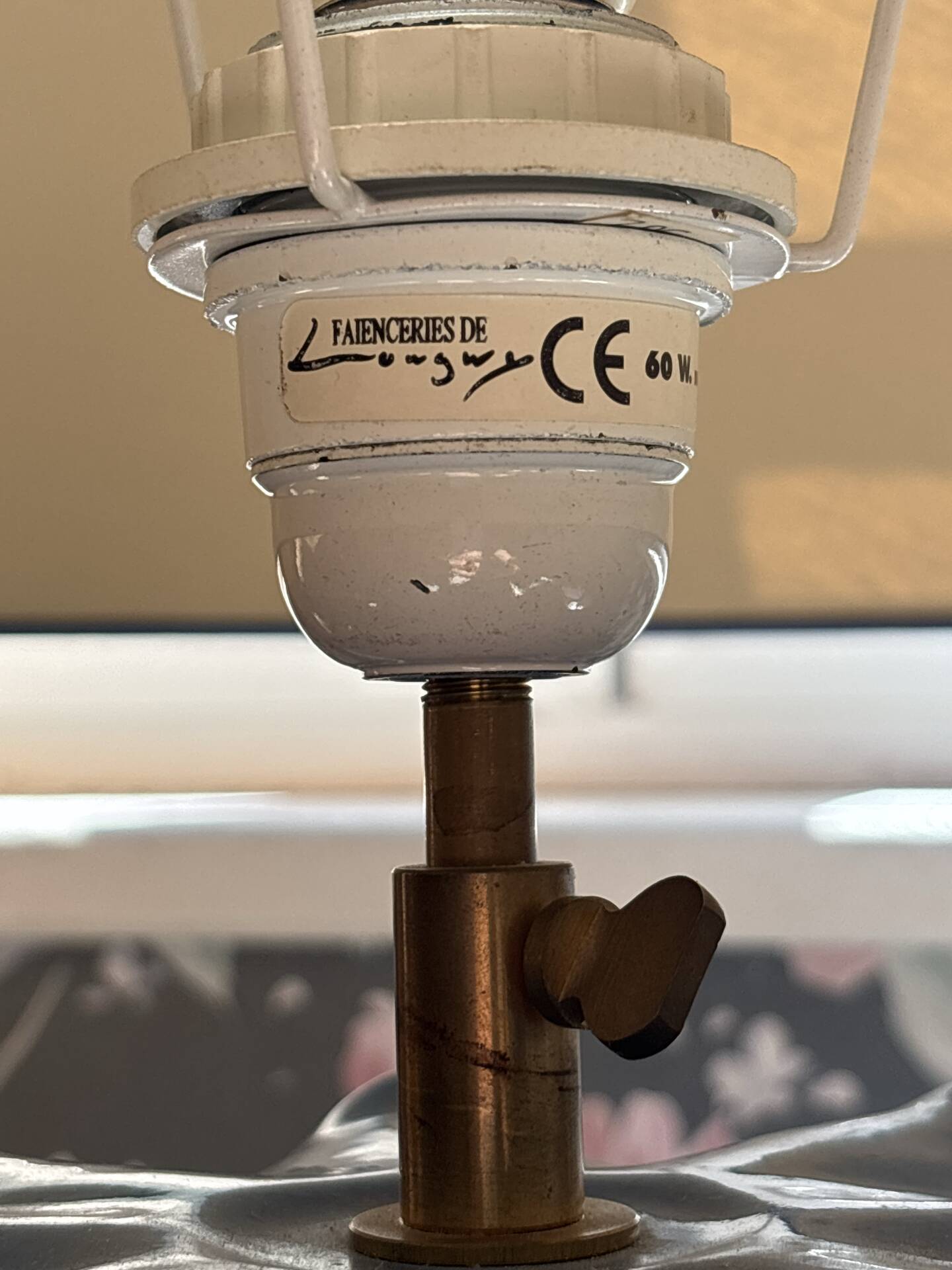 Grande lampe de table en faïence bleue et détails dorés