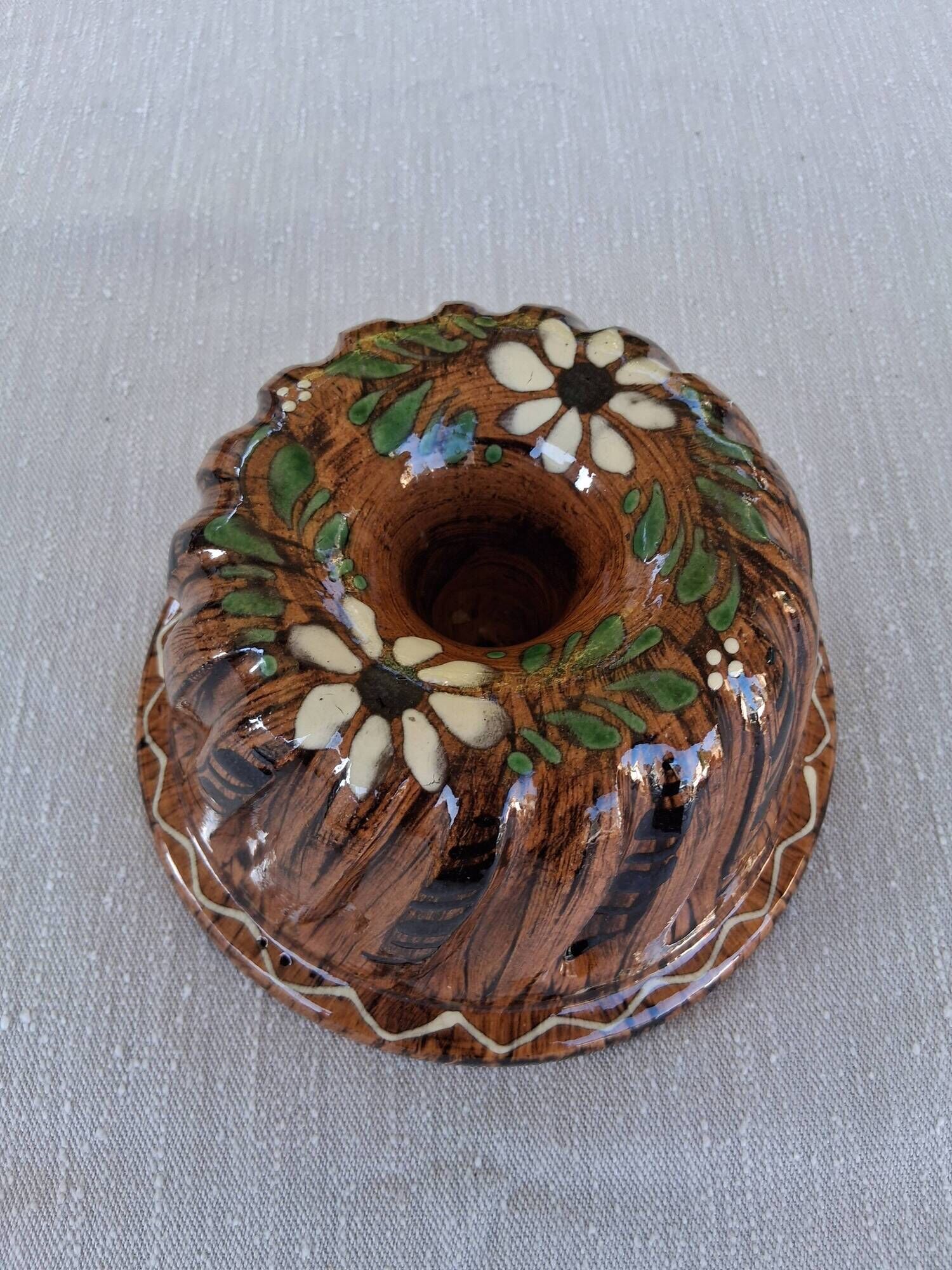 Very nice Alsatian ceramic kouglof dish in very good condition.