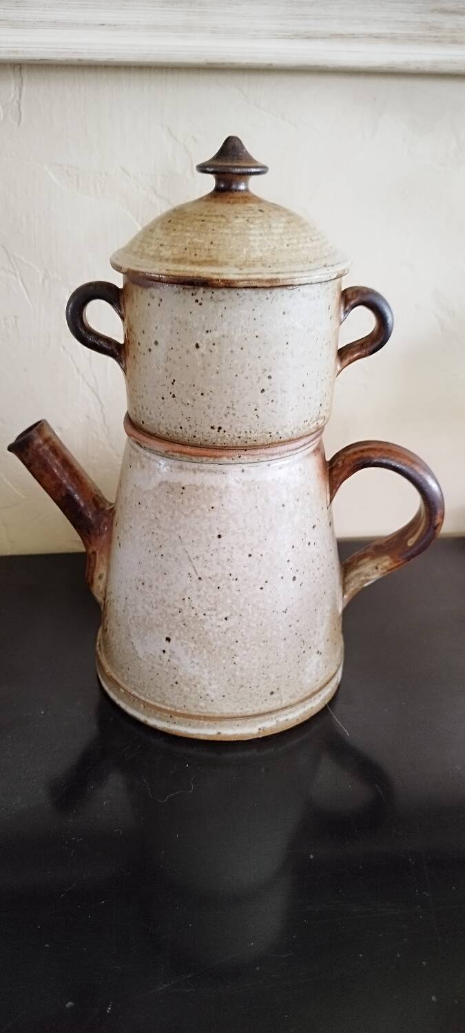 Stoneware coffee pot with filter