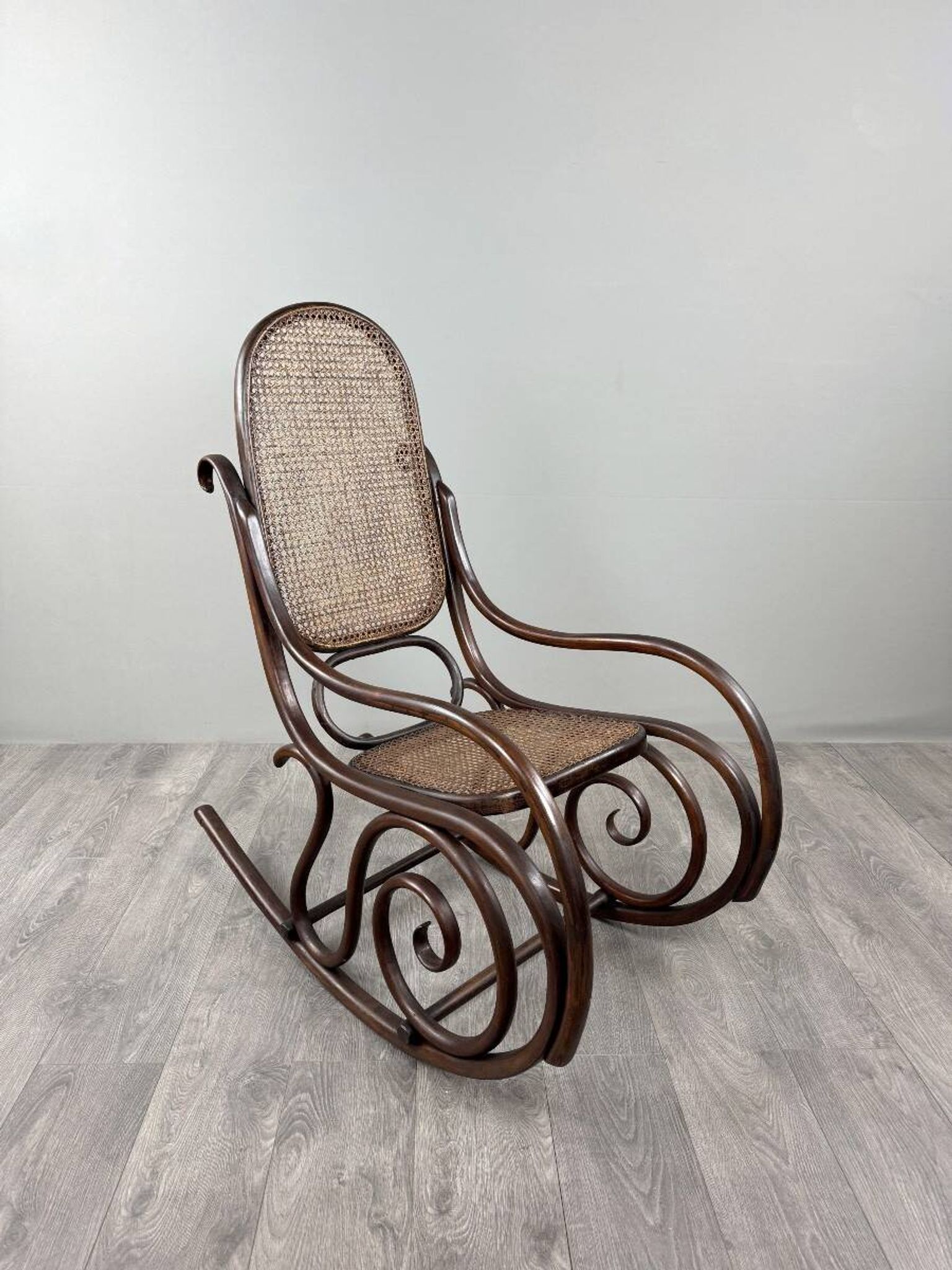 Fauteuil à bascule en bois courbé de style Thonet, XXe Siècle