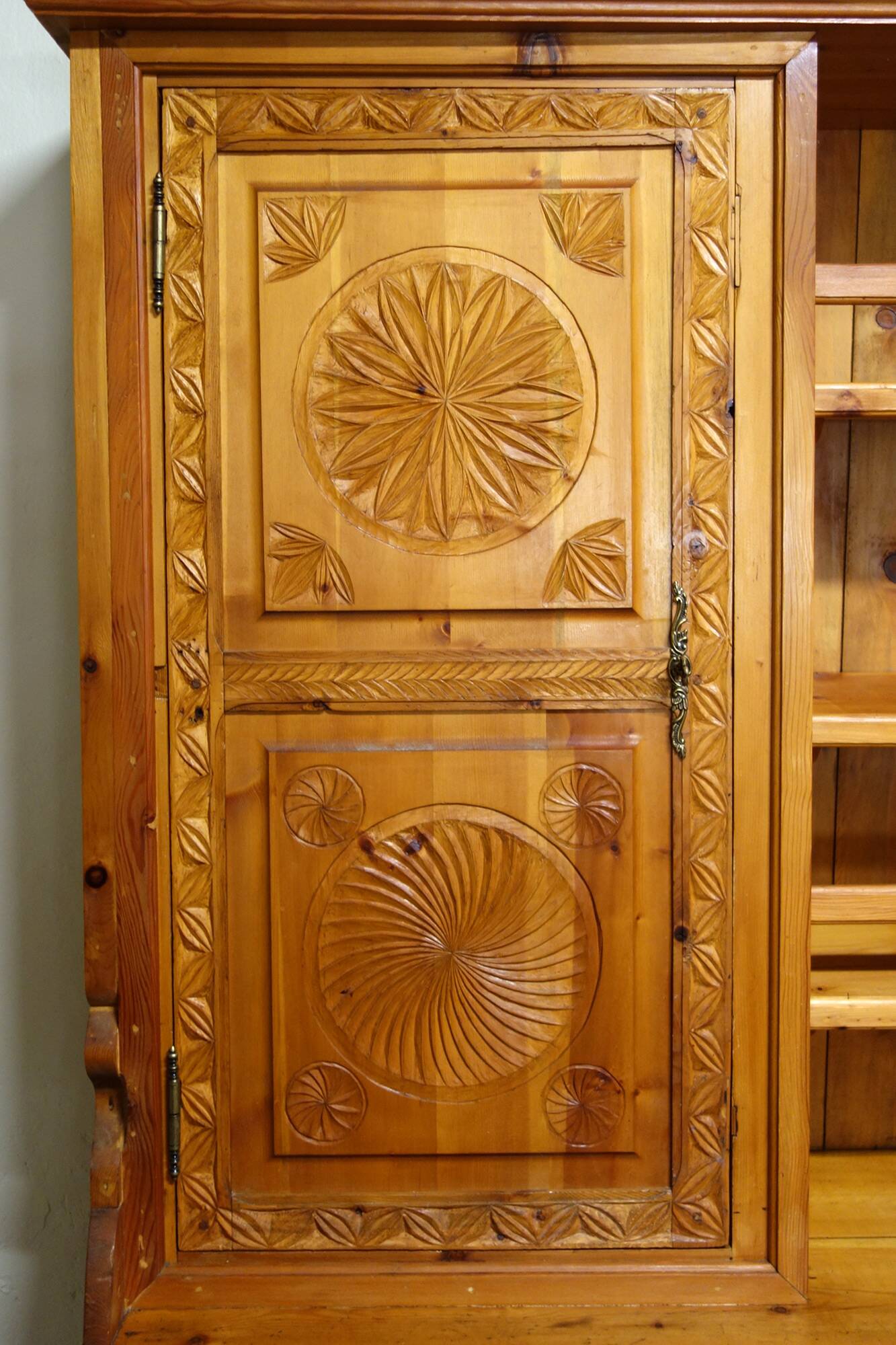 Large Queyras pine dresser, Hautes Alpes