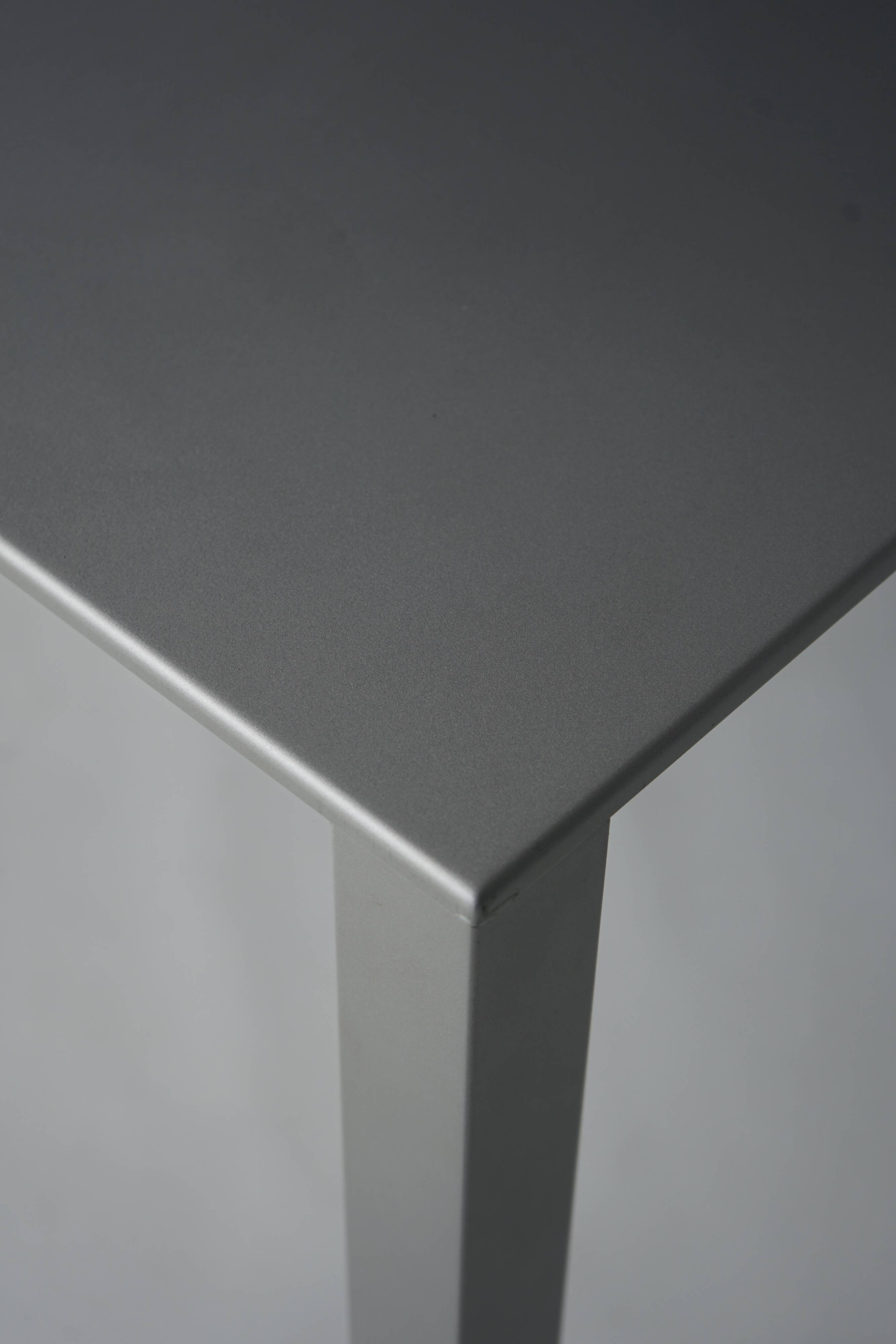 Table minimaliste « Less » de Jean Nouvel pour Molteni. Années 1990.