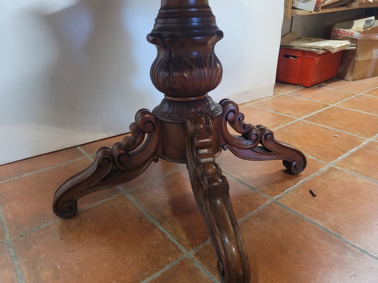 Mahogany gueridon with 1 extension cord