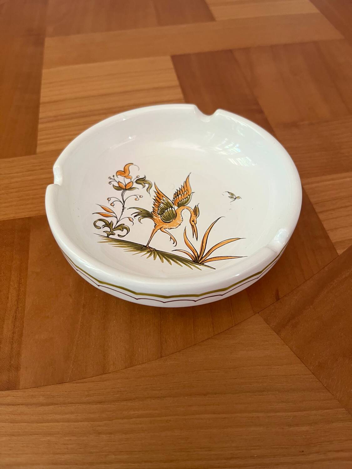 Porcelain ashtray with Vieux Moustier decorations