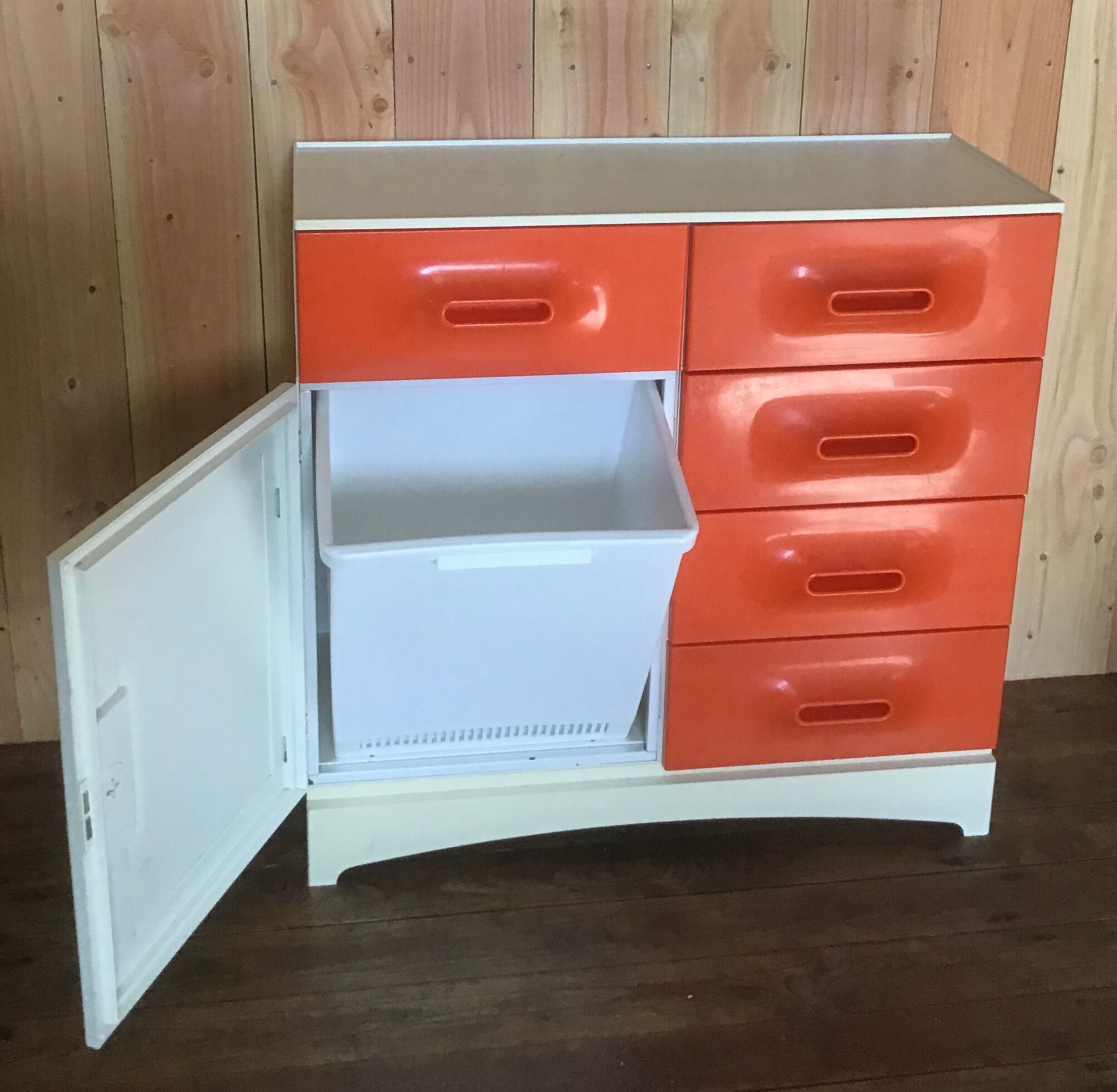 Bathroom furniture distributed by Prisunic