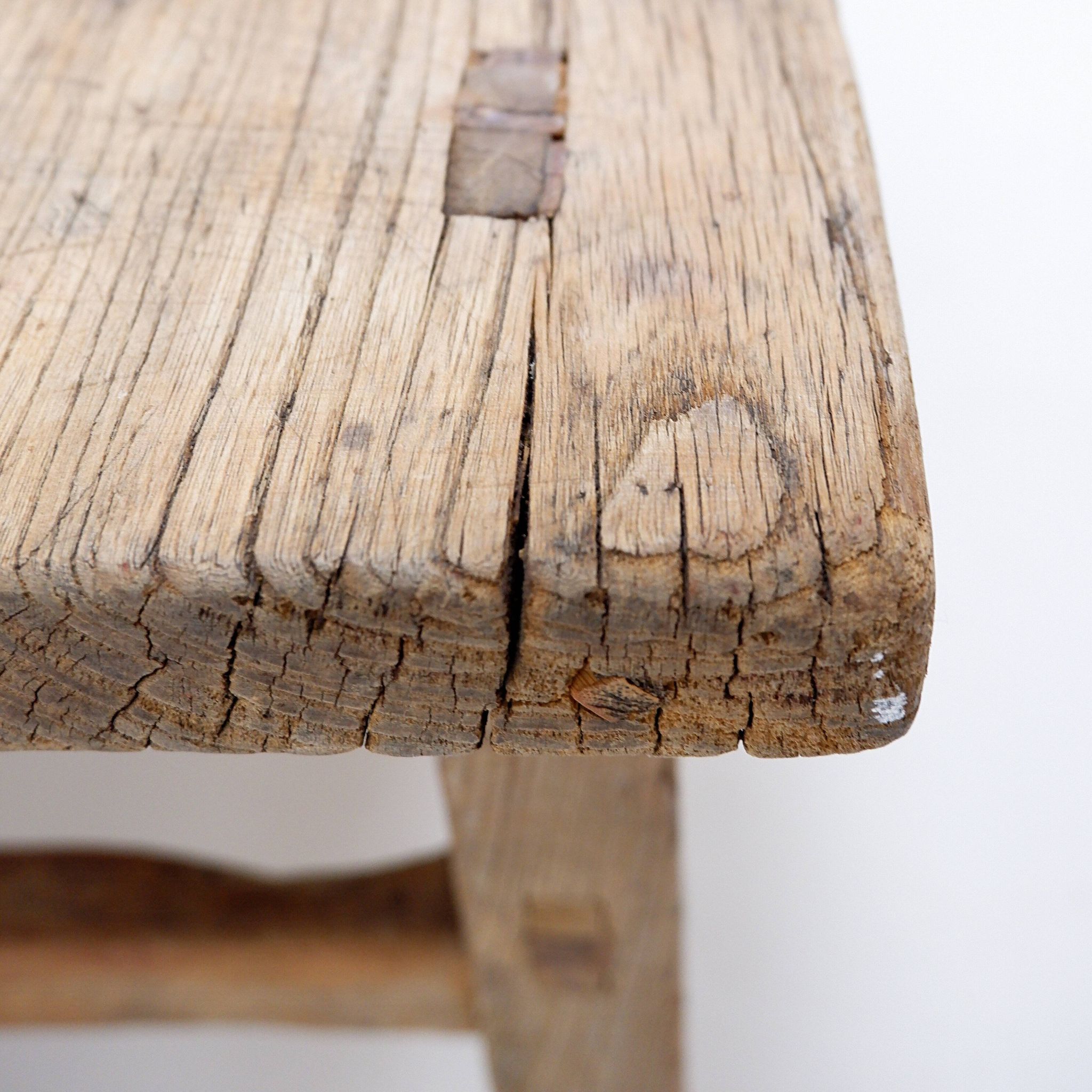 Table basse brutaliste en bois massif