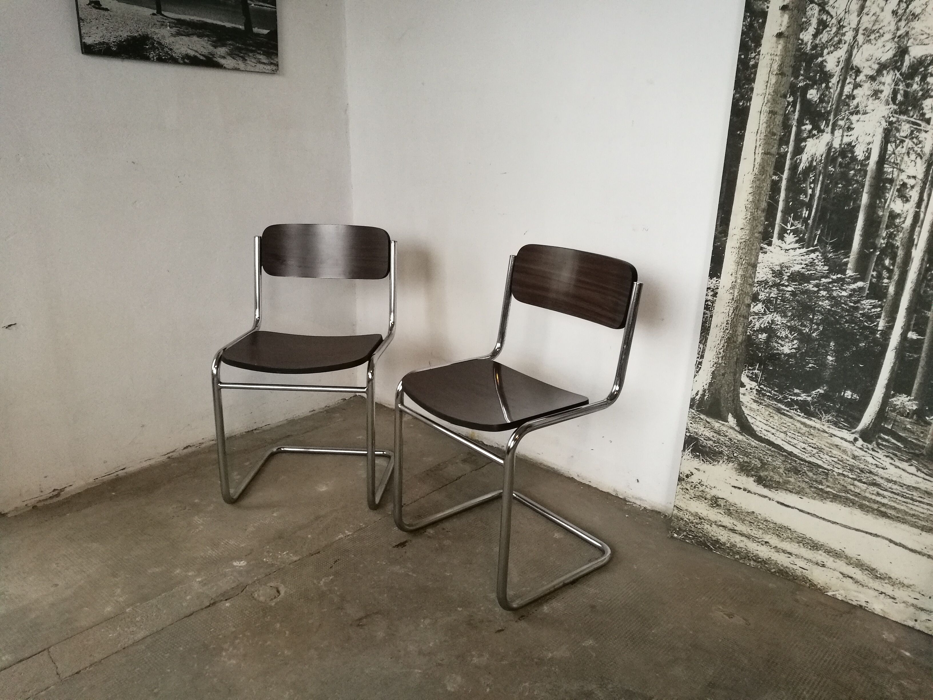 Pair of cantilever chairs from the 80s bauhaus style