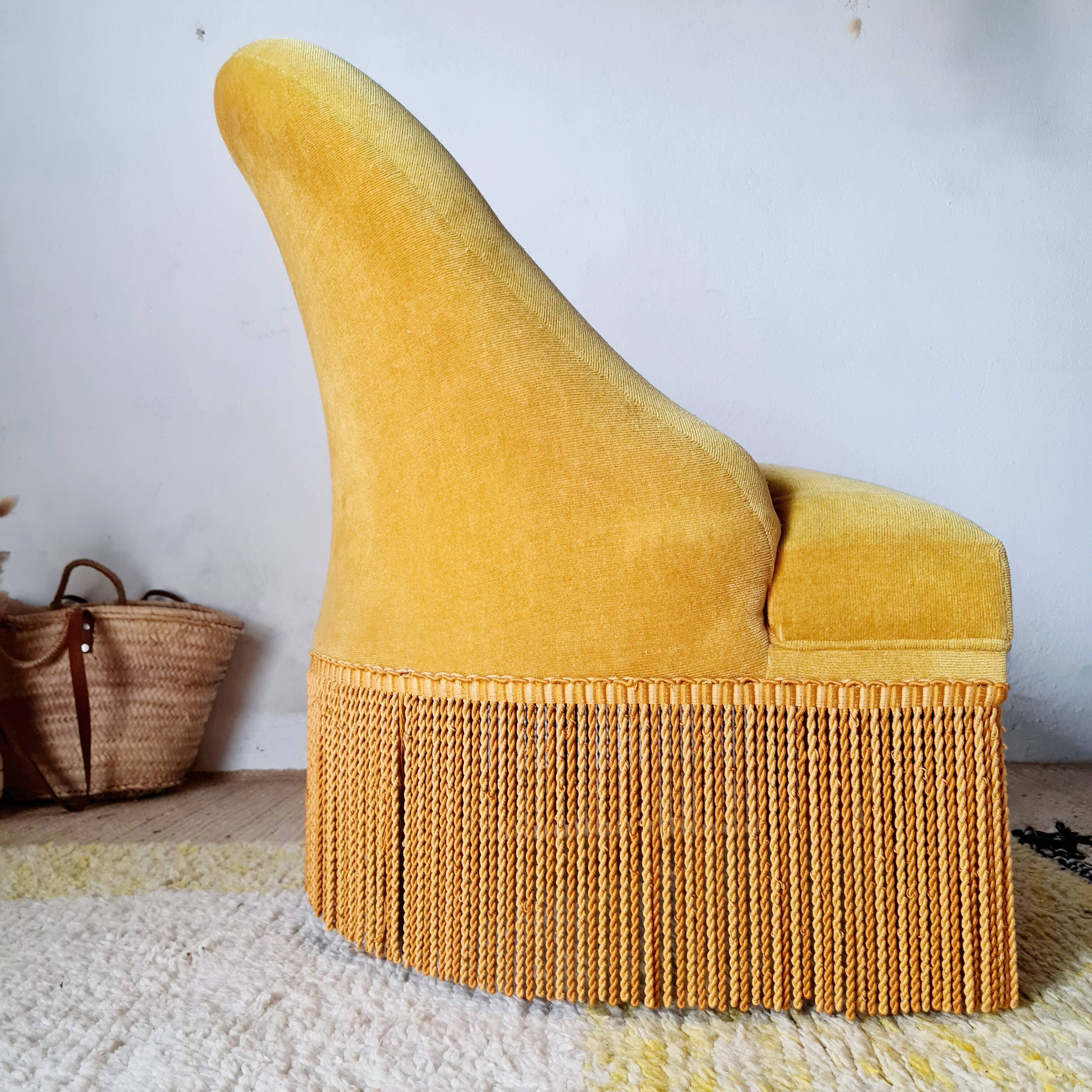 Fauteuil crapaud velours capitonné jaune