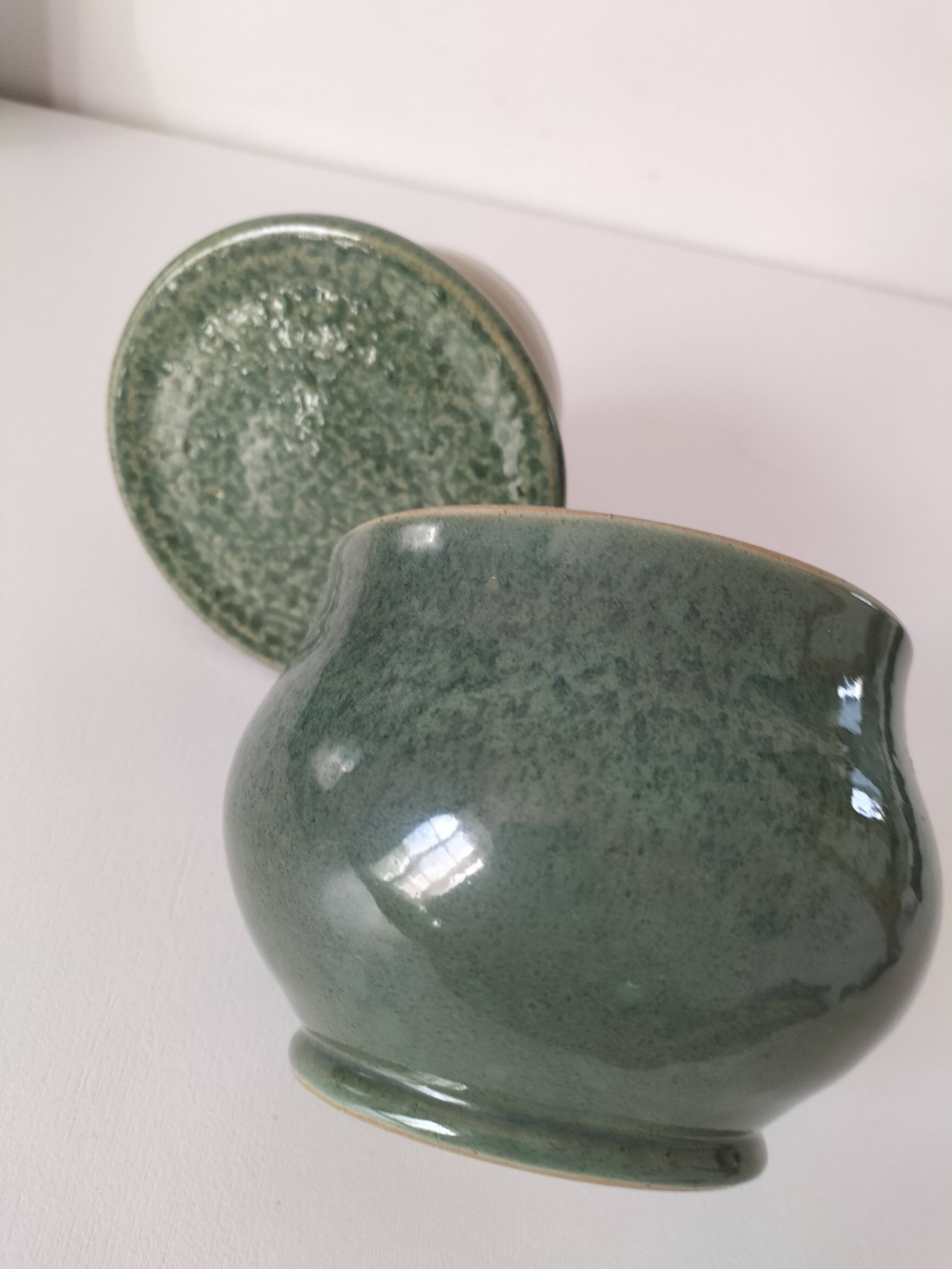 Beurrier à eau en grès émaillé vert sauge