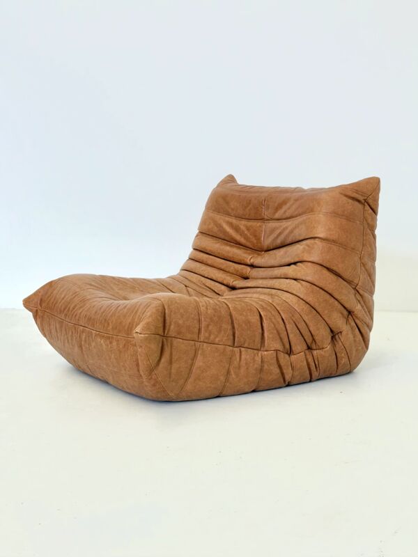 Fauteuil Togo Ligne Roset avec repose-pieds en cuir cognac