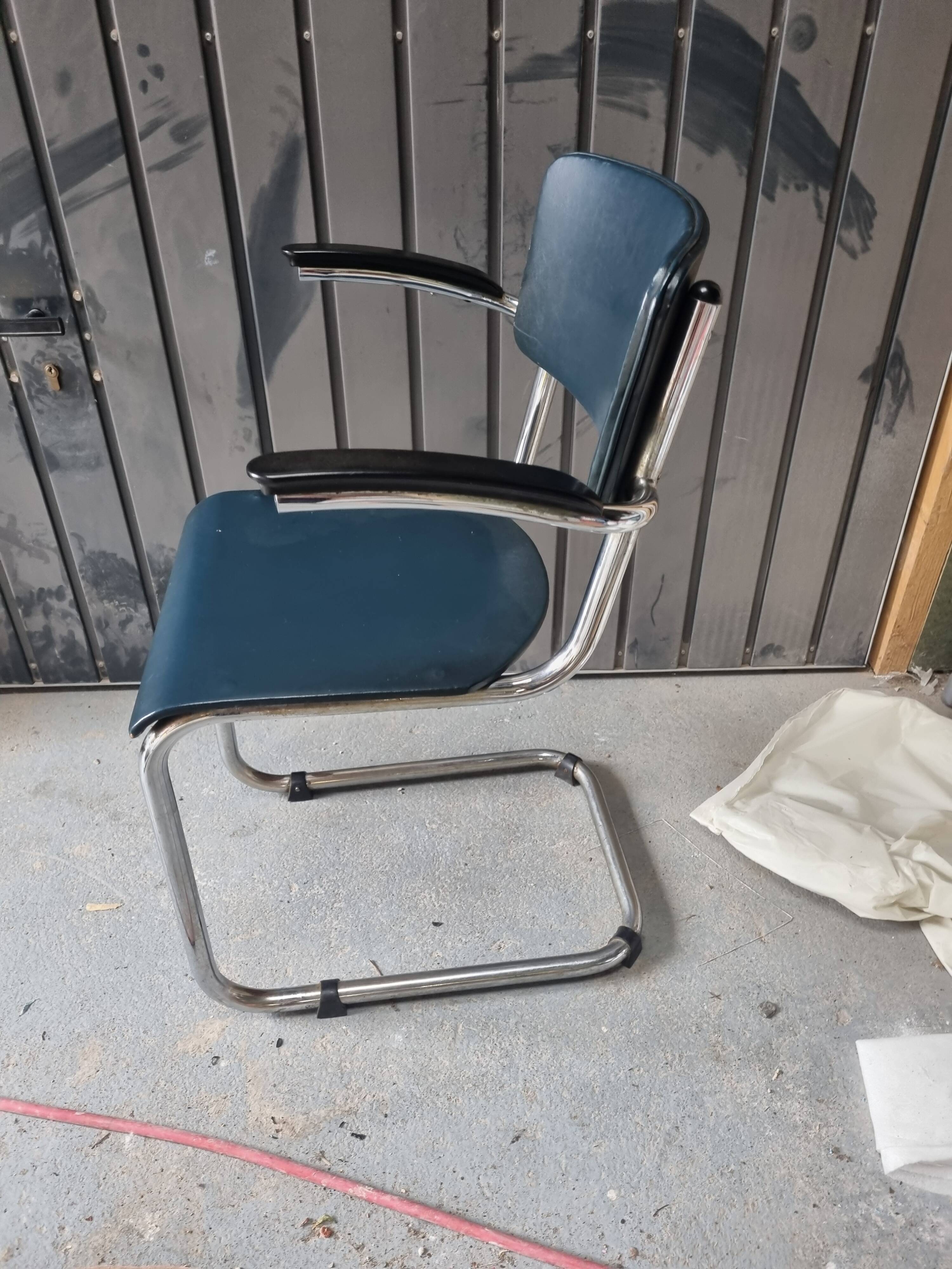 Paire de chaises tube chromé bleu pétrole