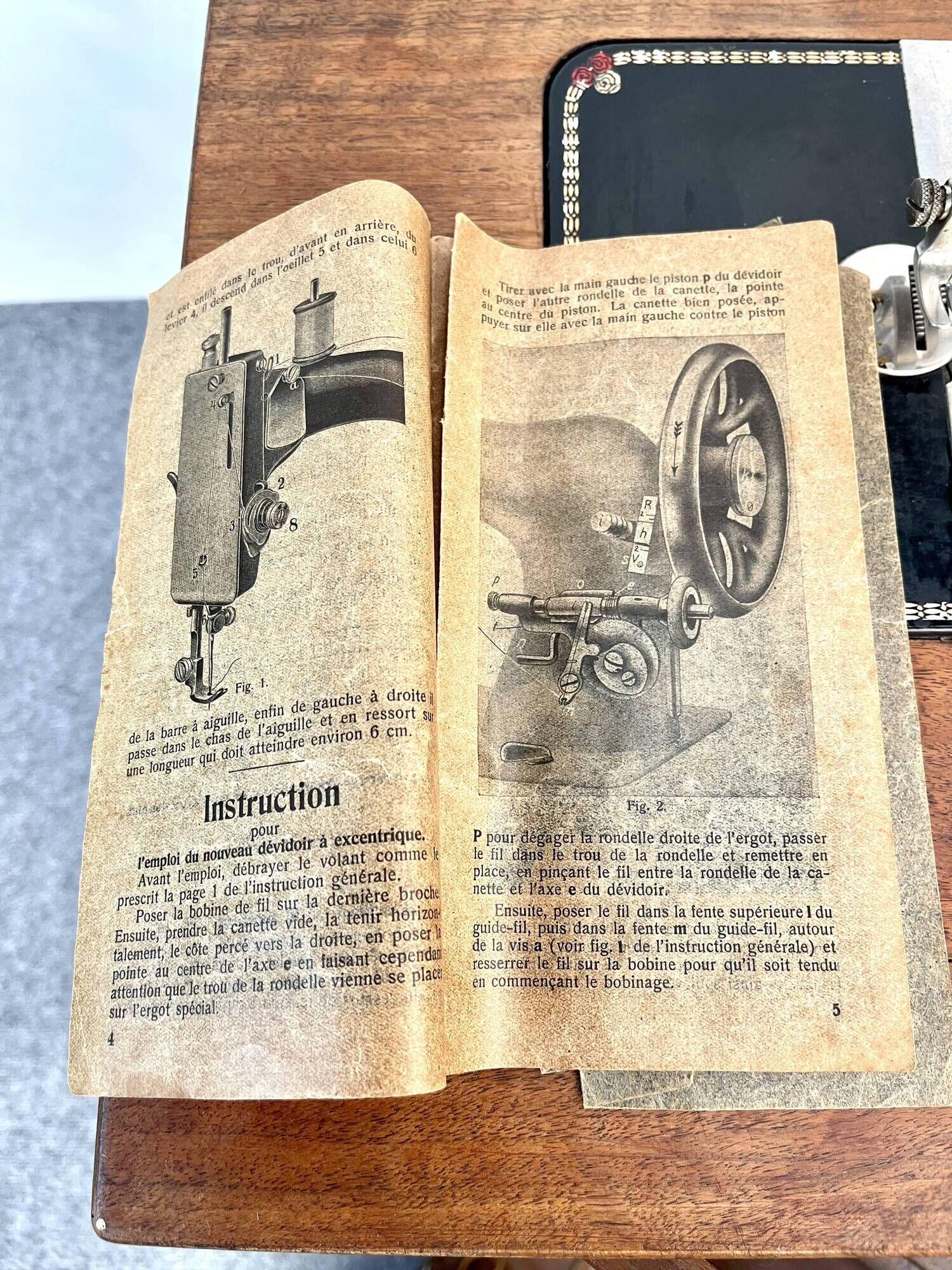 Mechanical Kohler sewing machine and its furniture with manual and replacement needle