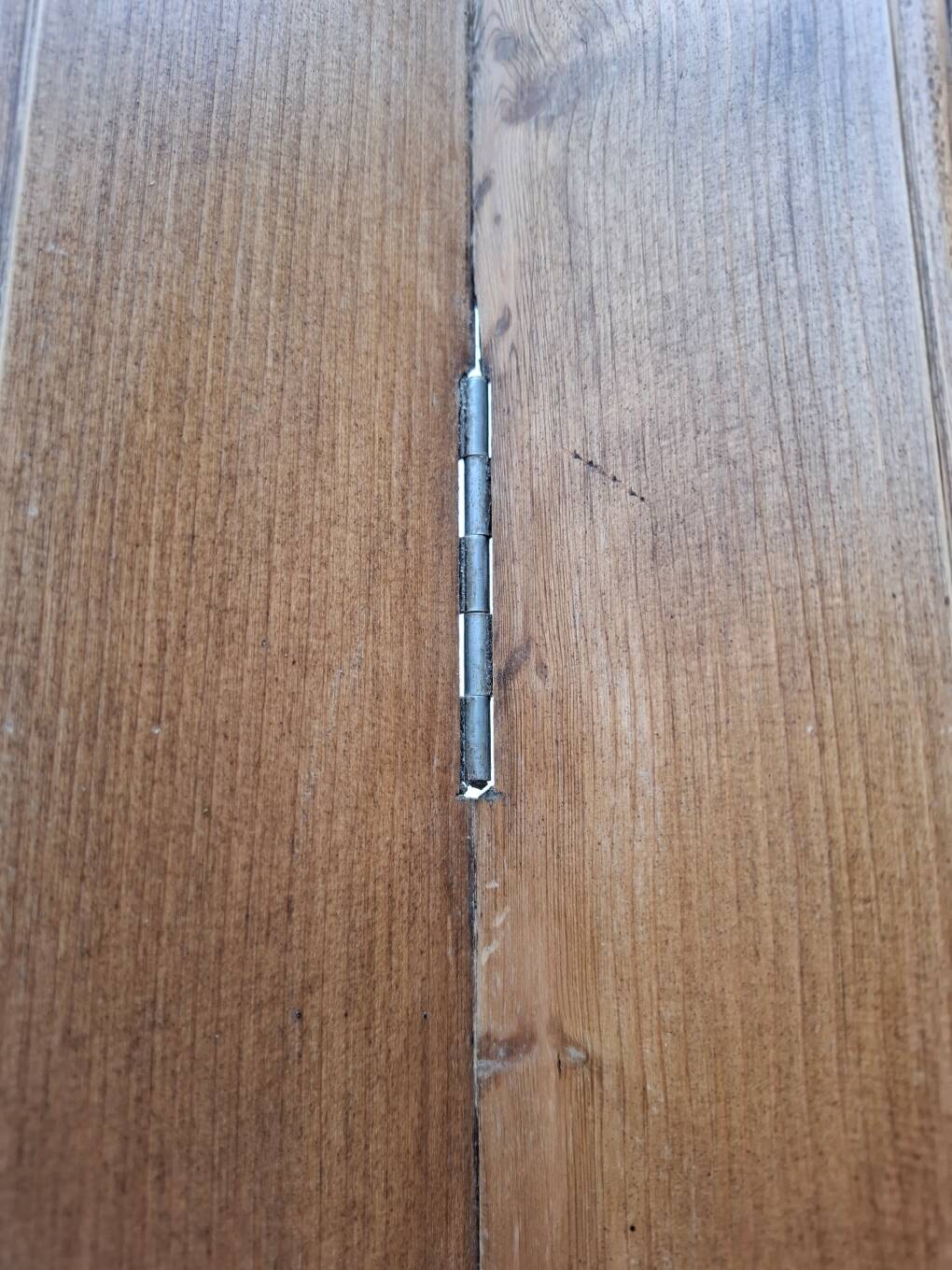 Wooden screen with 3 panels - 2 panels with stripes and perfect hinges.