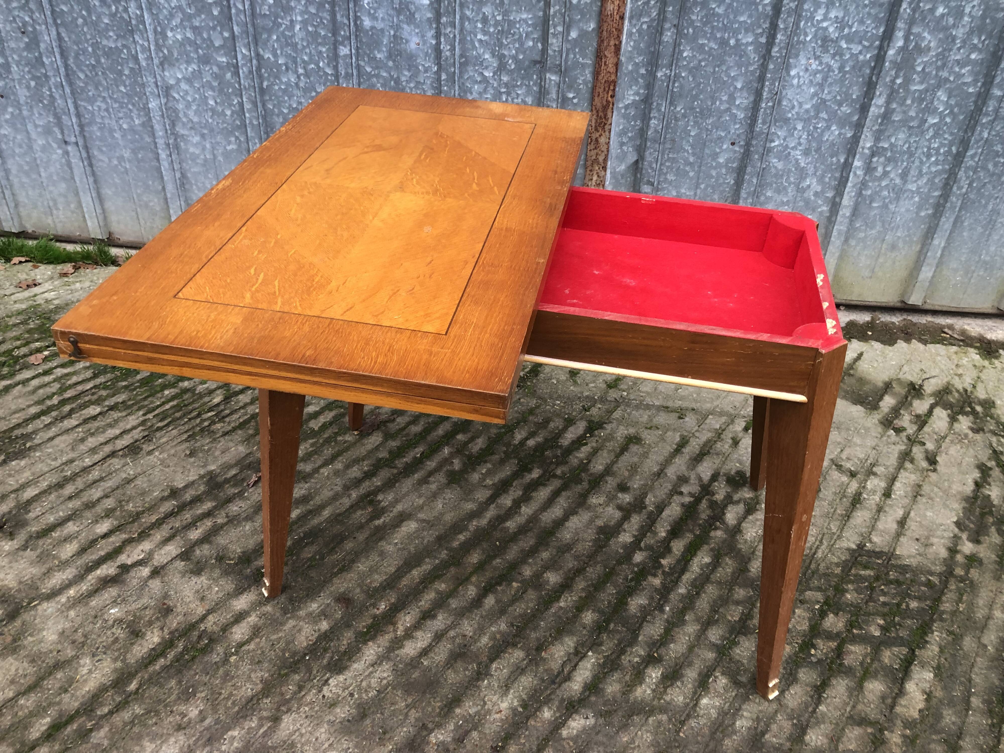 Table vintage portefeuille en chêne aux pieds compas.