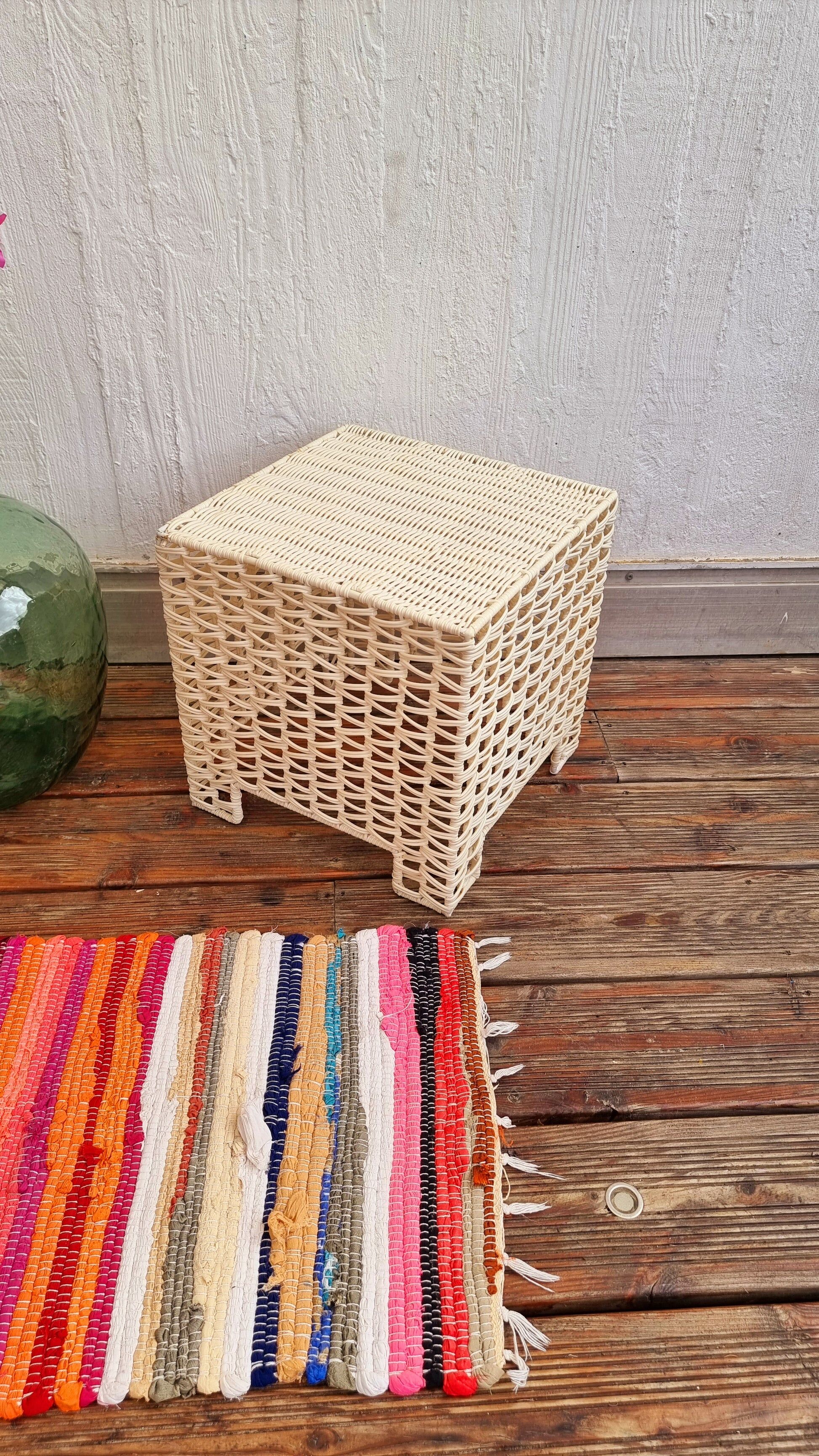 Table basse vintage cube en plastique tressé beige