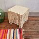 Table basse vintage cube en plastique tressé beige
