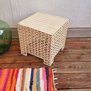 Table basse vintage cube en plastique tressé beige