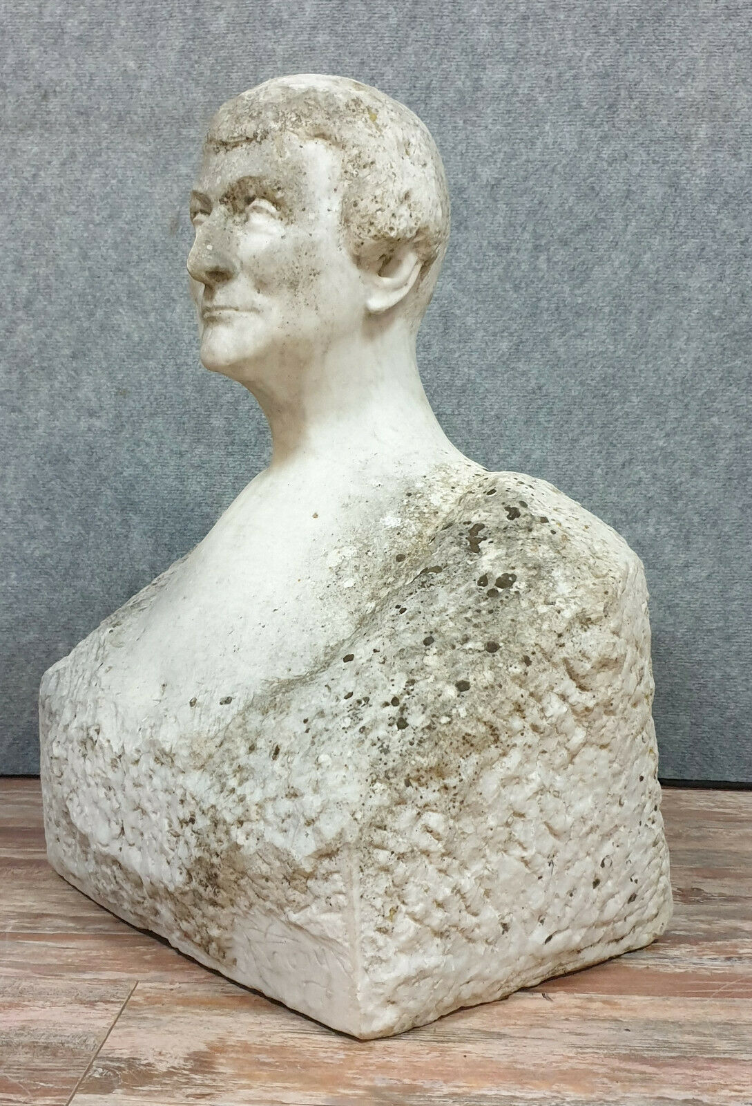 Marble statue depicting a gentleman of the nineteenth century