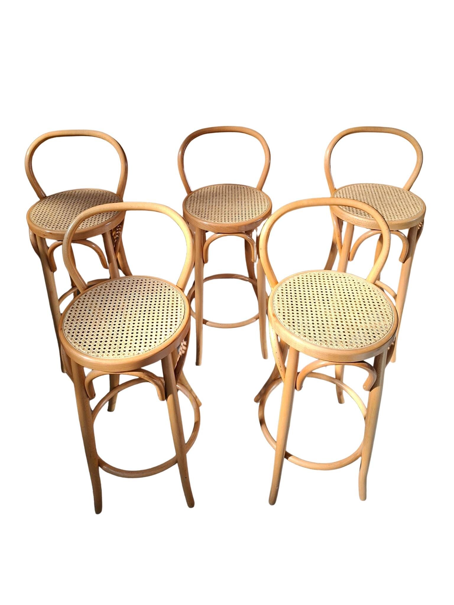 Ensemble de 5 tabourets style Thonet en bois courbé et paille de Vienne des années 70.