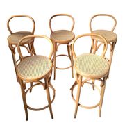 Ensemble de 5 tabourets style Thonet en bois courbé et paille de Vienne des années 70.