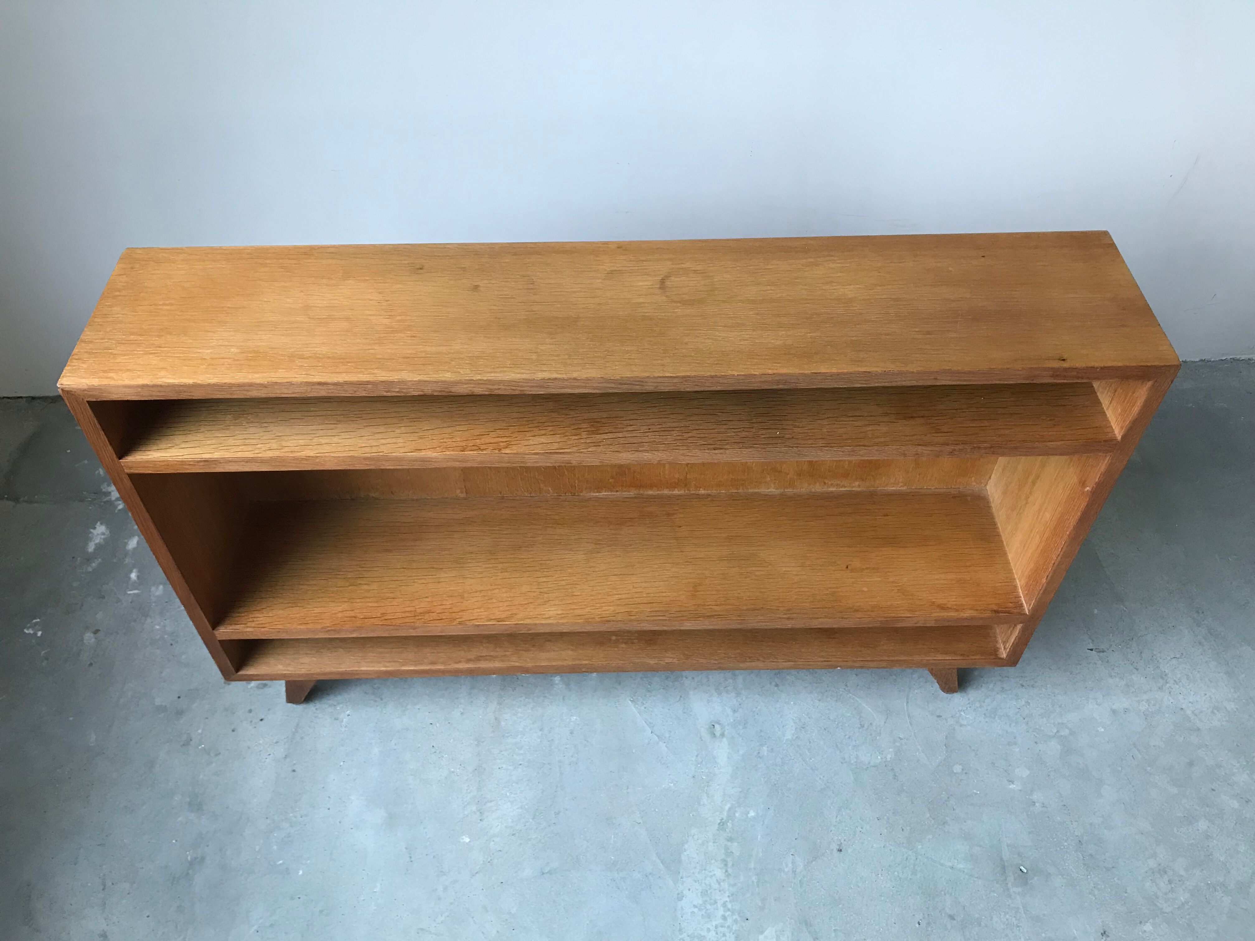 Small oak shelf, work of the 50s.