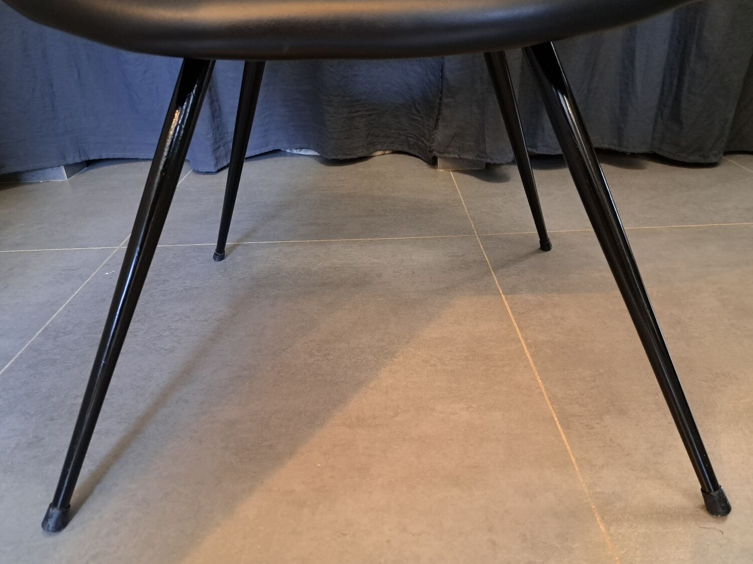 Pair of armchairs in skaï and black steel