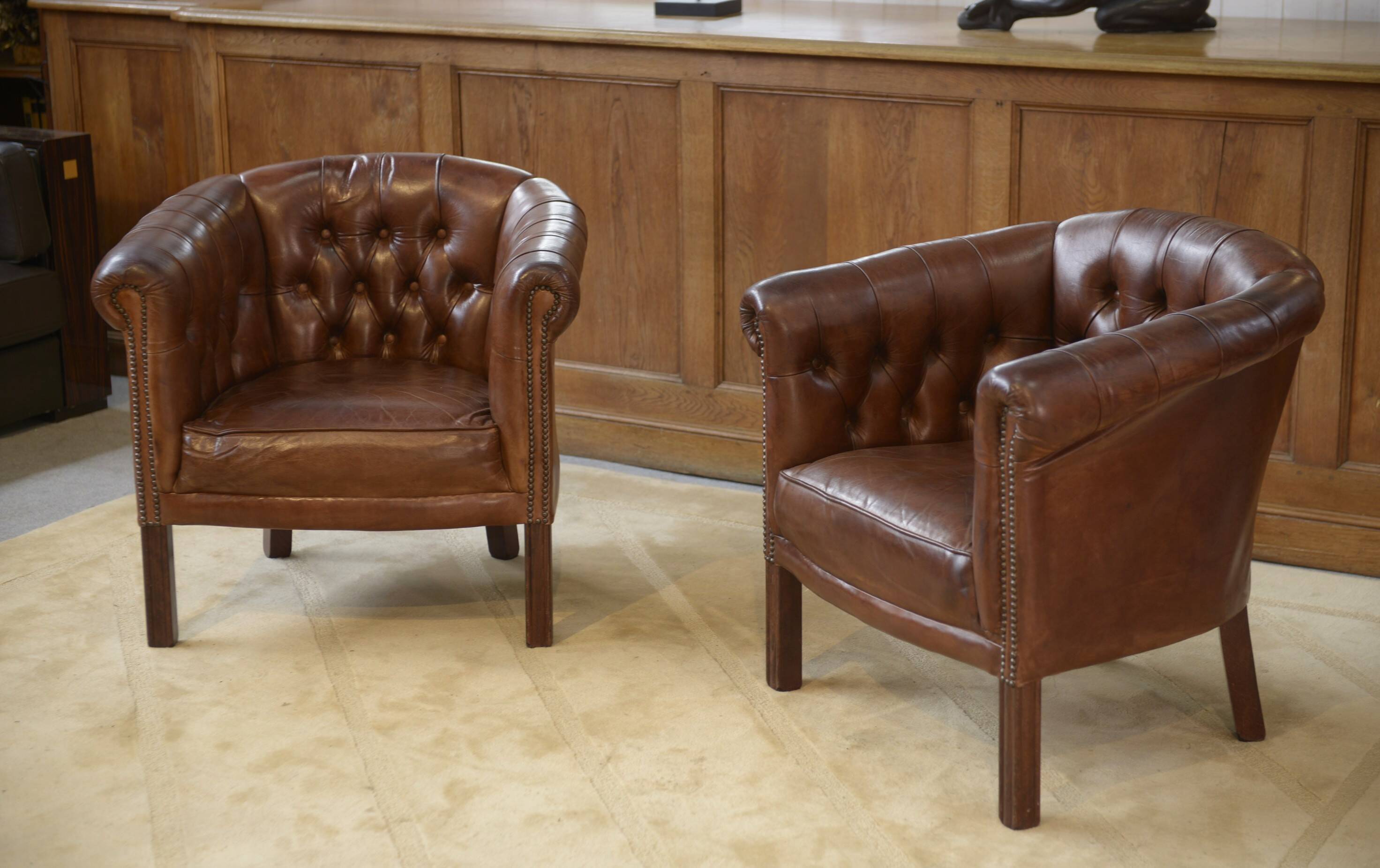 Paire de fauteuils Club capitonnés en cuir