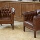 Paire de fauteuils Club capitonnés en cuir