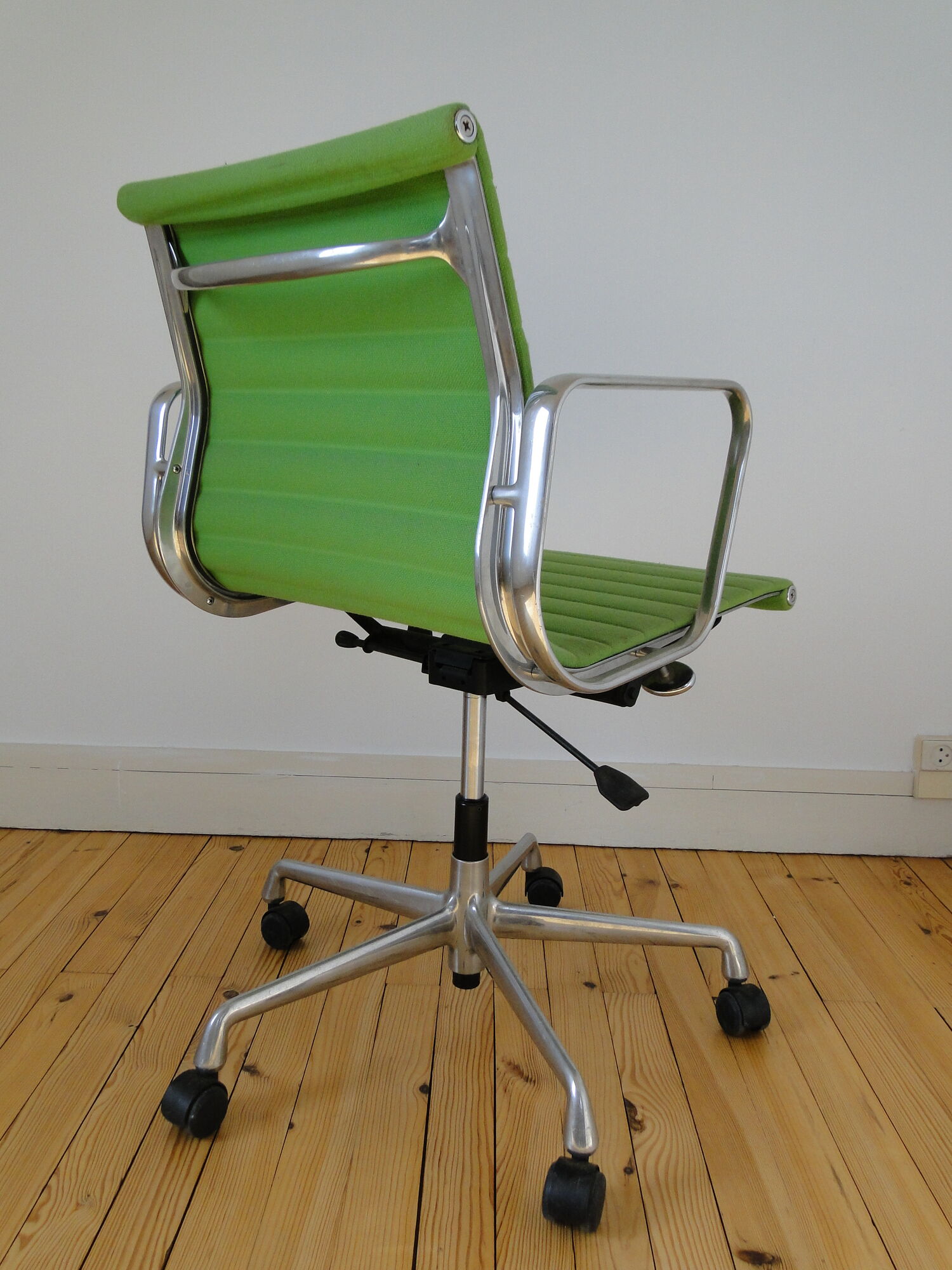 Charles Ray Eames EA 117 Office Chair Armchair in Green and Chrome Vitra