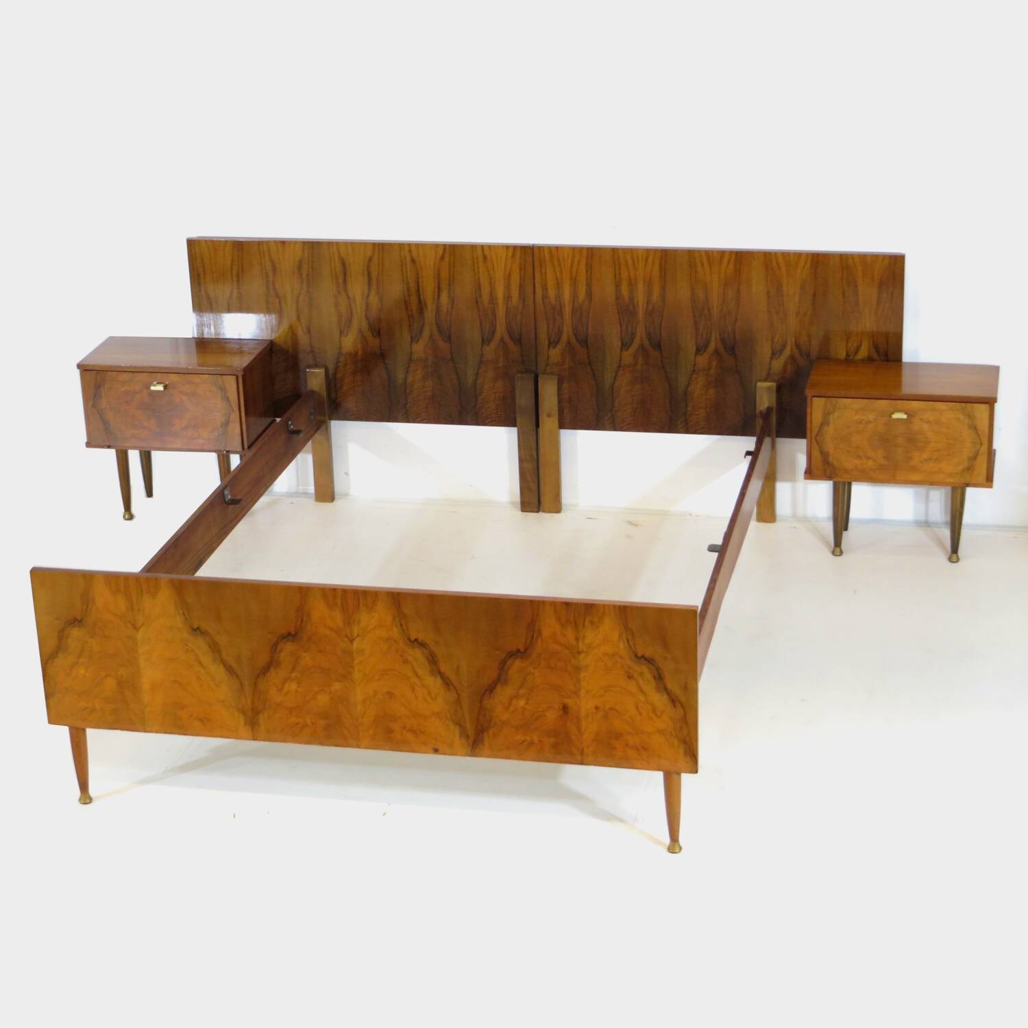 Lit double et tables de nuit en noyer, années 1960