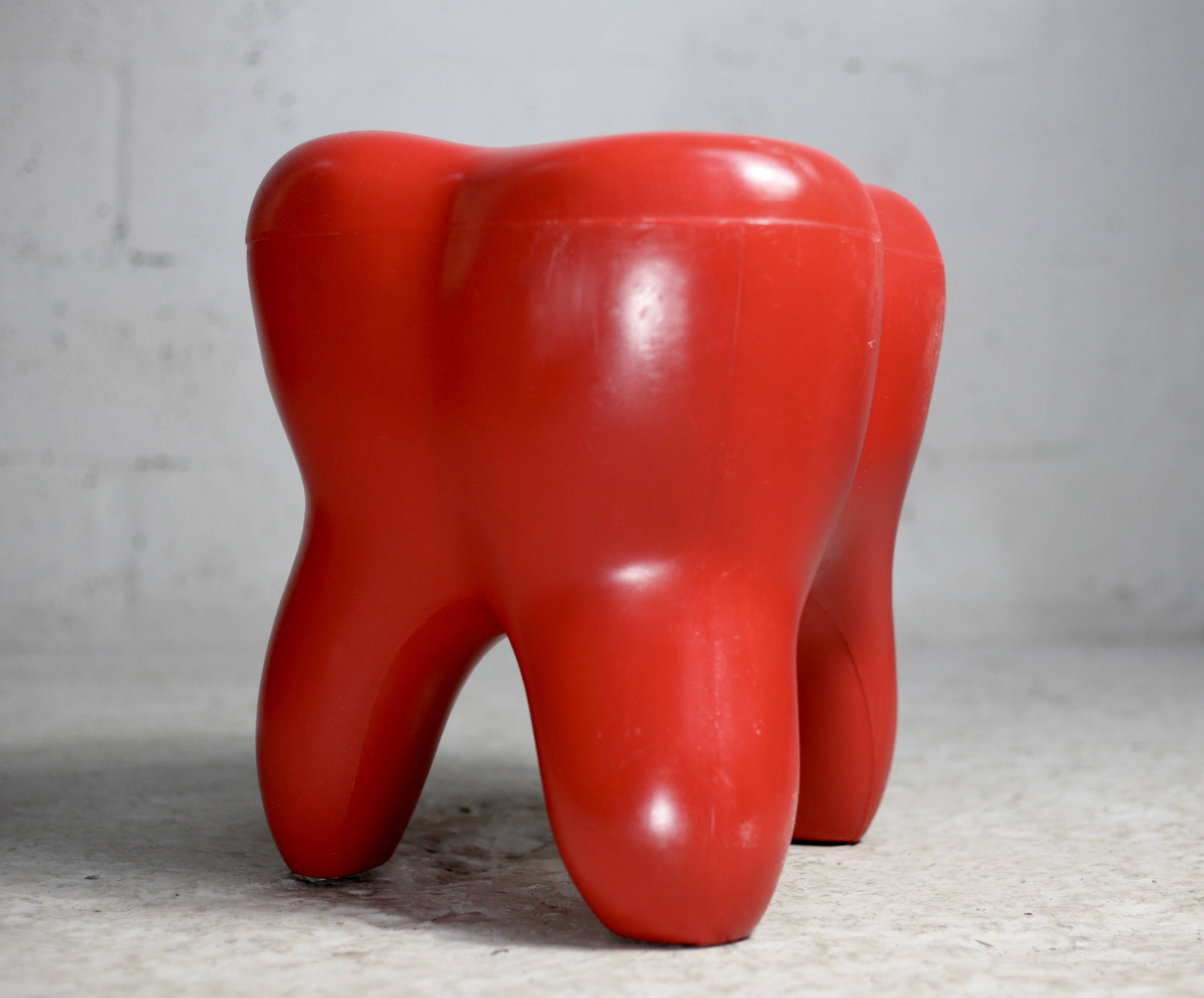 “Tooth” stool. Vintage. Plastic.