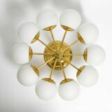 Plafonnier en laiton des années 1960 de style Space Age avec 10 boules en verre par Kaiser.