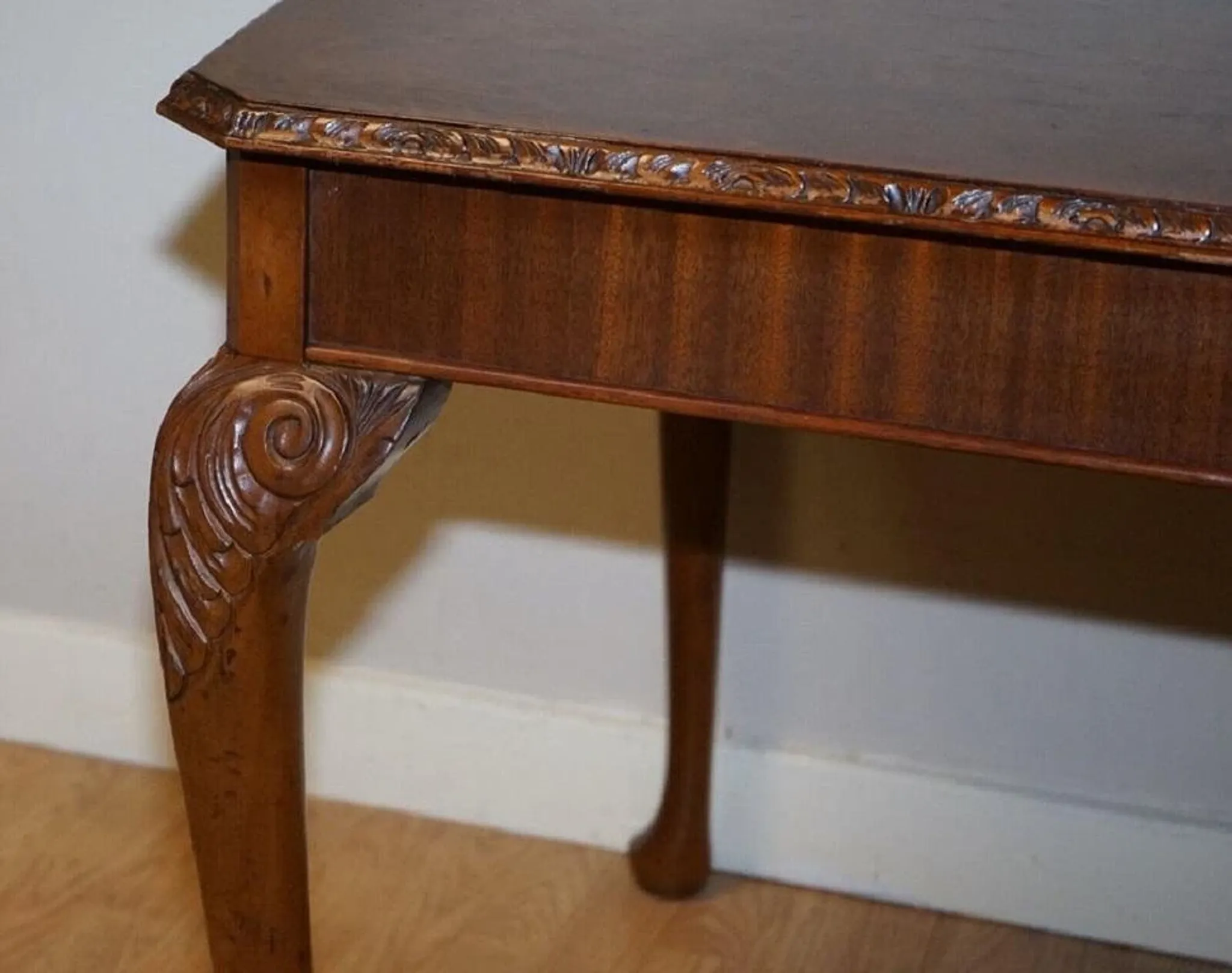 Queen Anne Dining Table in Walnut with Carved Legs, 1930s