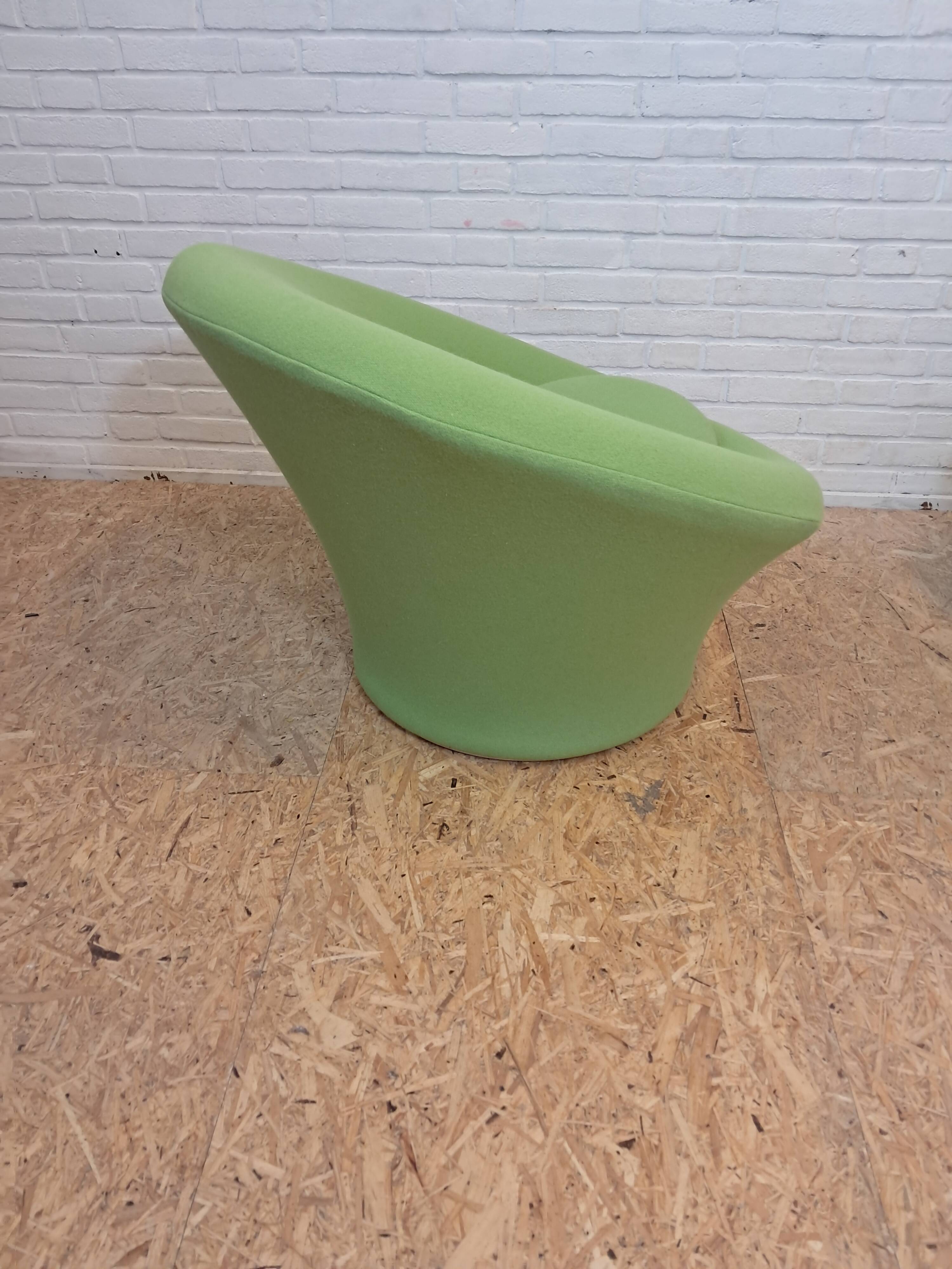 Artifort 560 "Mushroom" with footrest