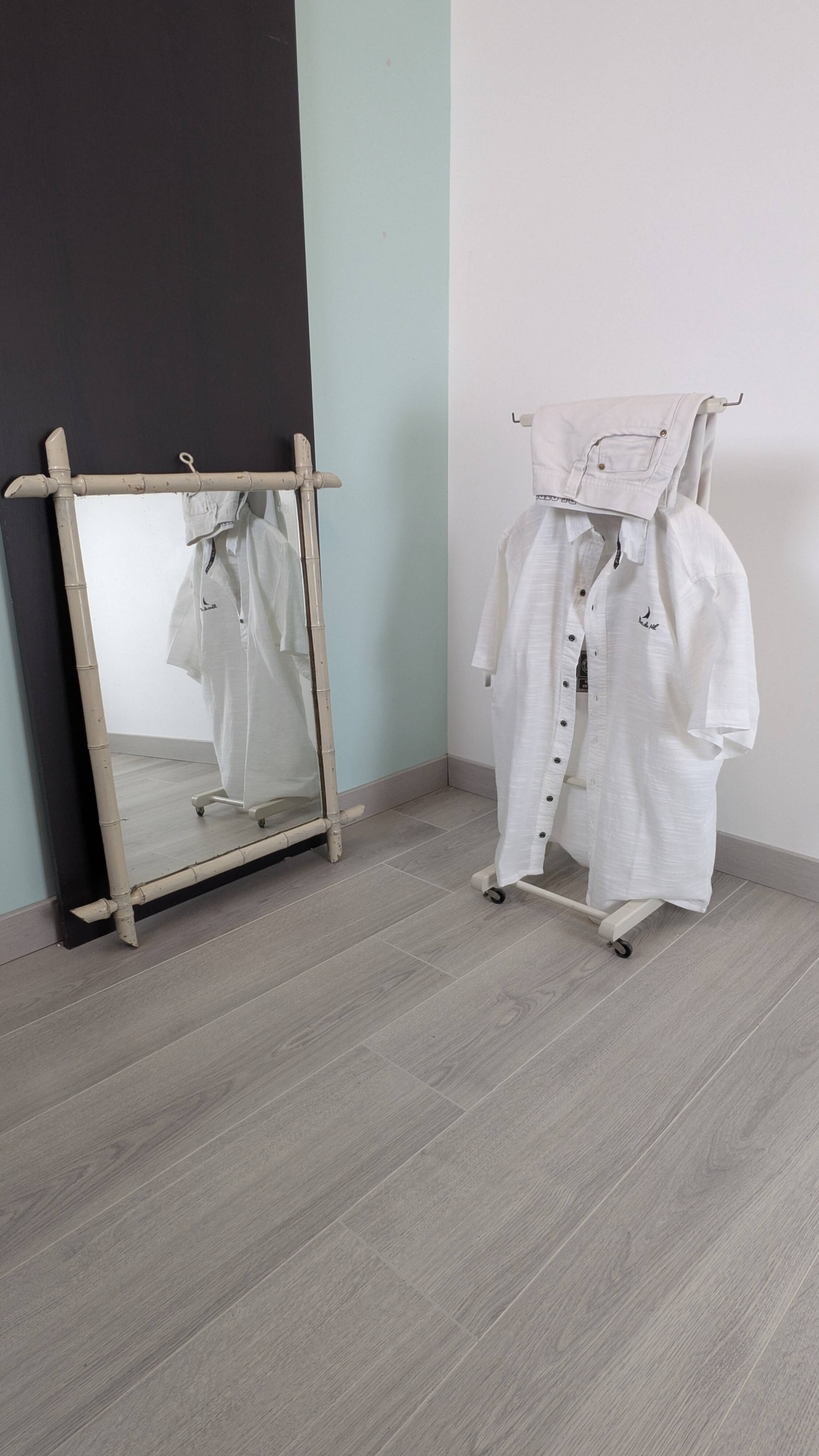 Vintage mirror with a bamboo spirit painted white – Graphic elegance and exoticism