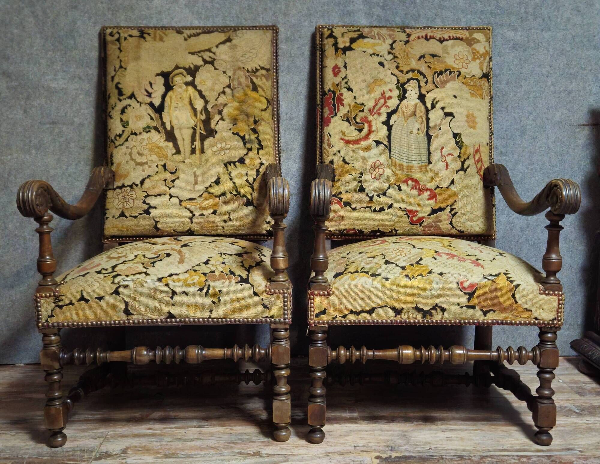 Pair of antique carved wooden armchairs – Figurative upholstery