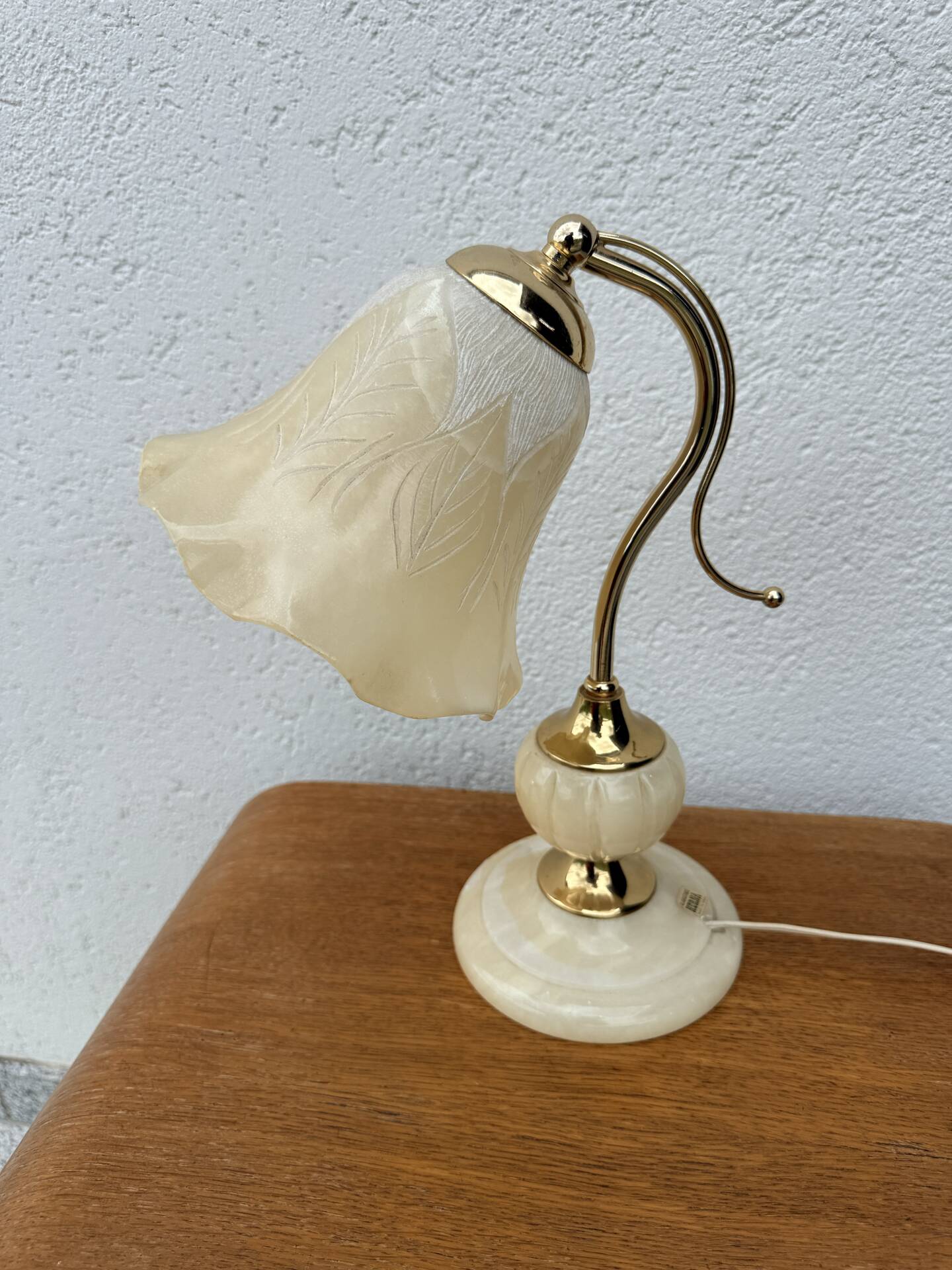 Vintage table lamp in alabaster and gilded brass, Spain.
