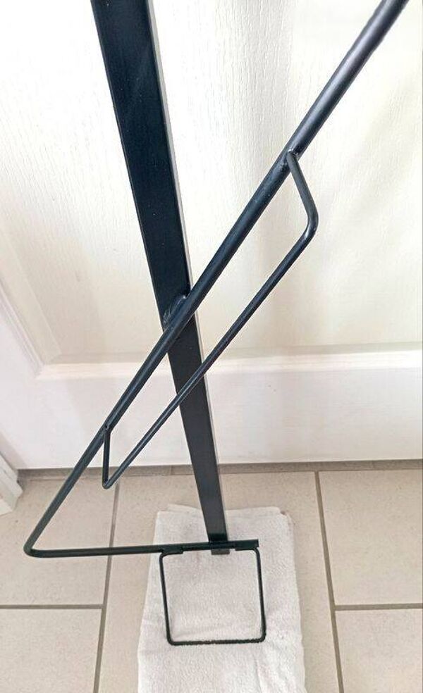 Porte manteau fer forgé laqué noir 6 boules en bois rouge années 60 vintage