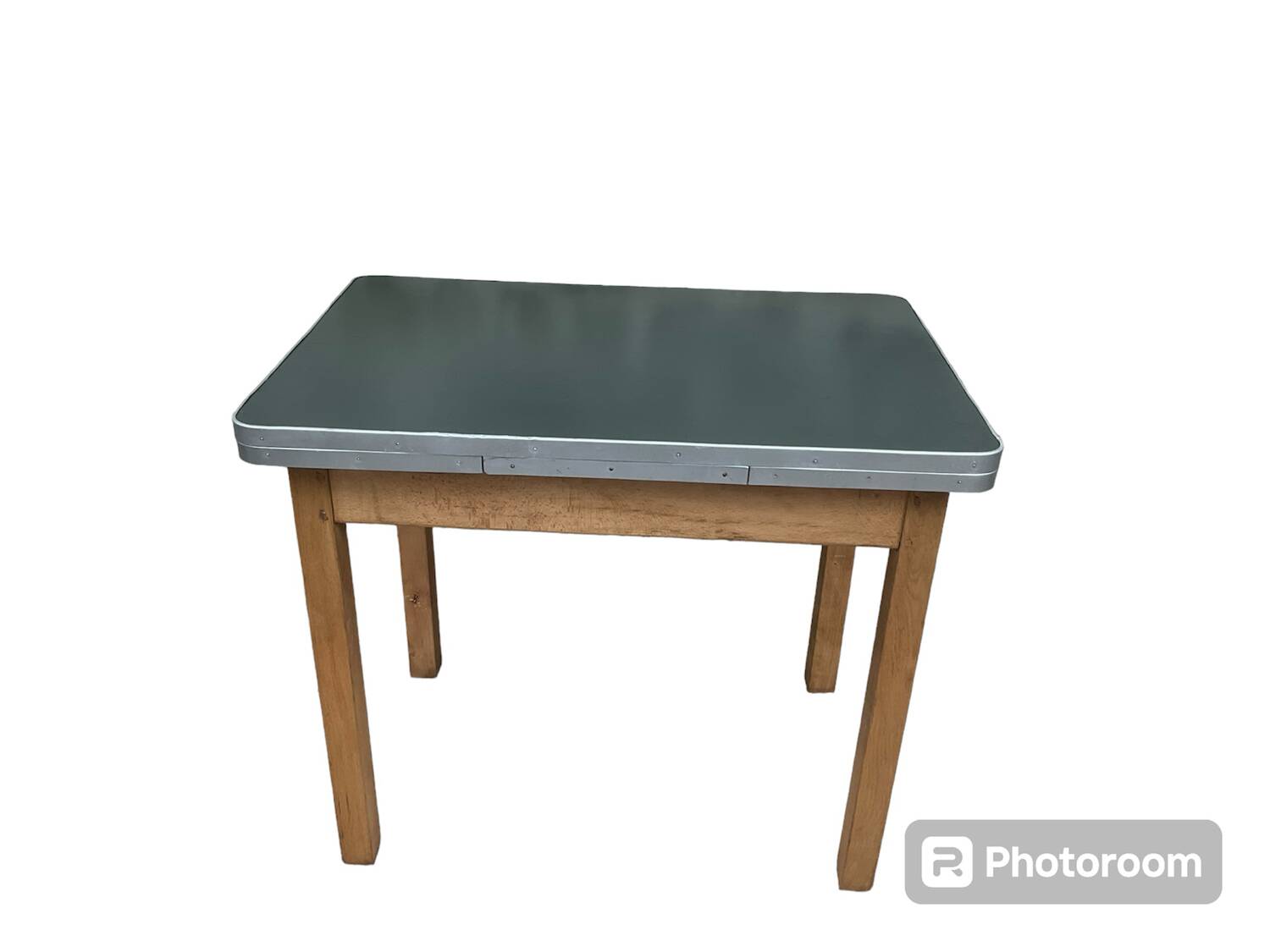 Extendable kitchen table