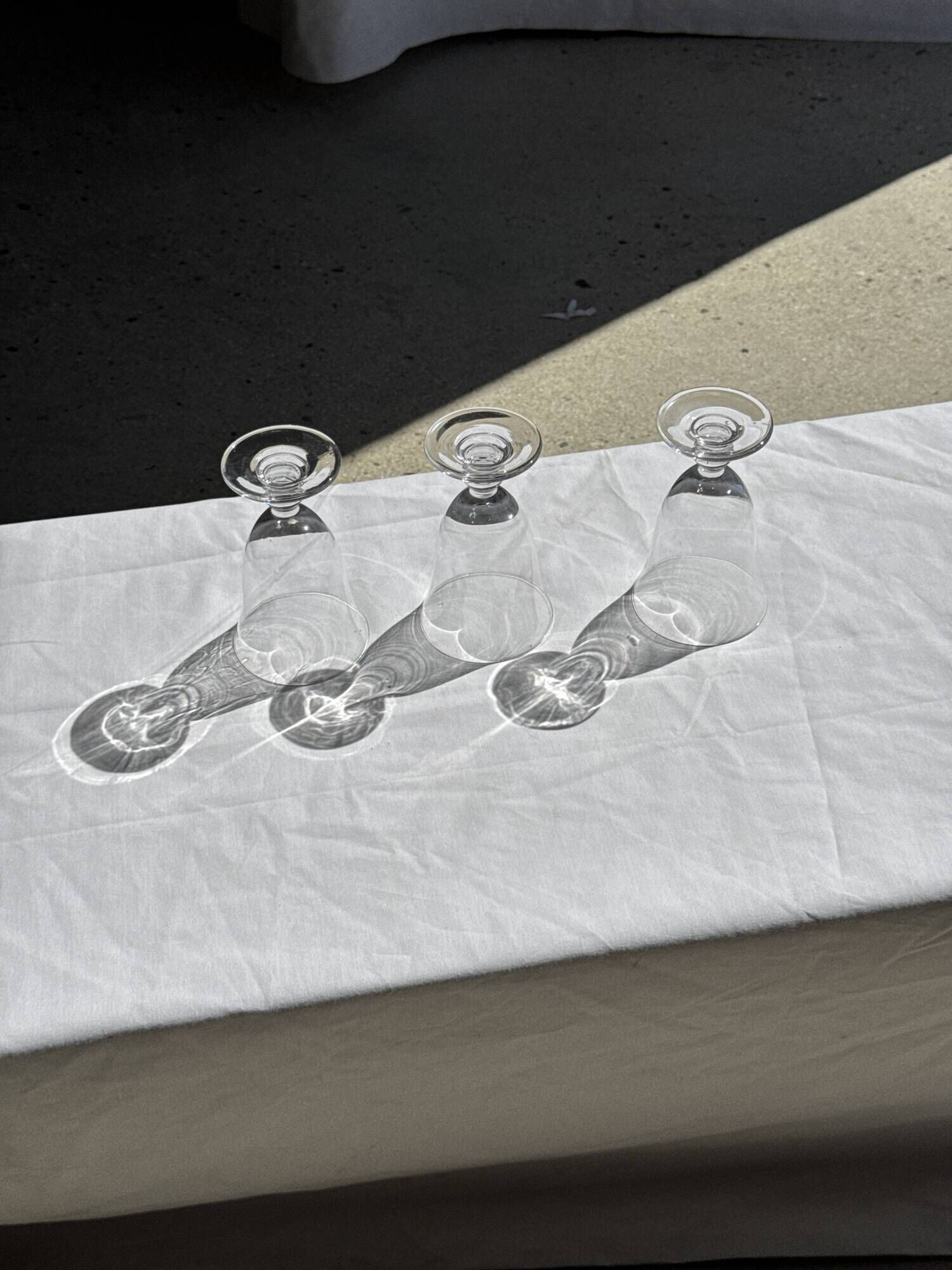 Set of 3 vintage stemmed glasses in clear glass H14 D10
