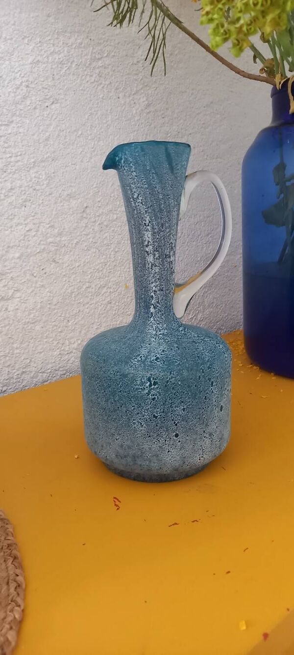 Carafe en verre bleu