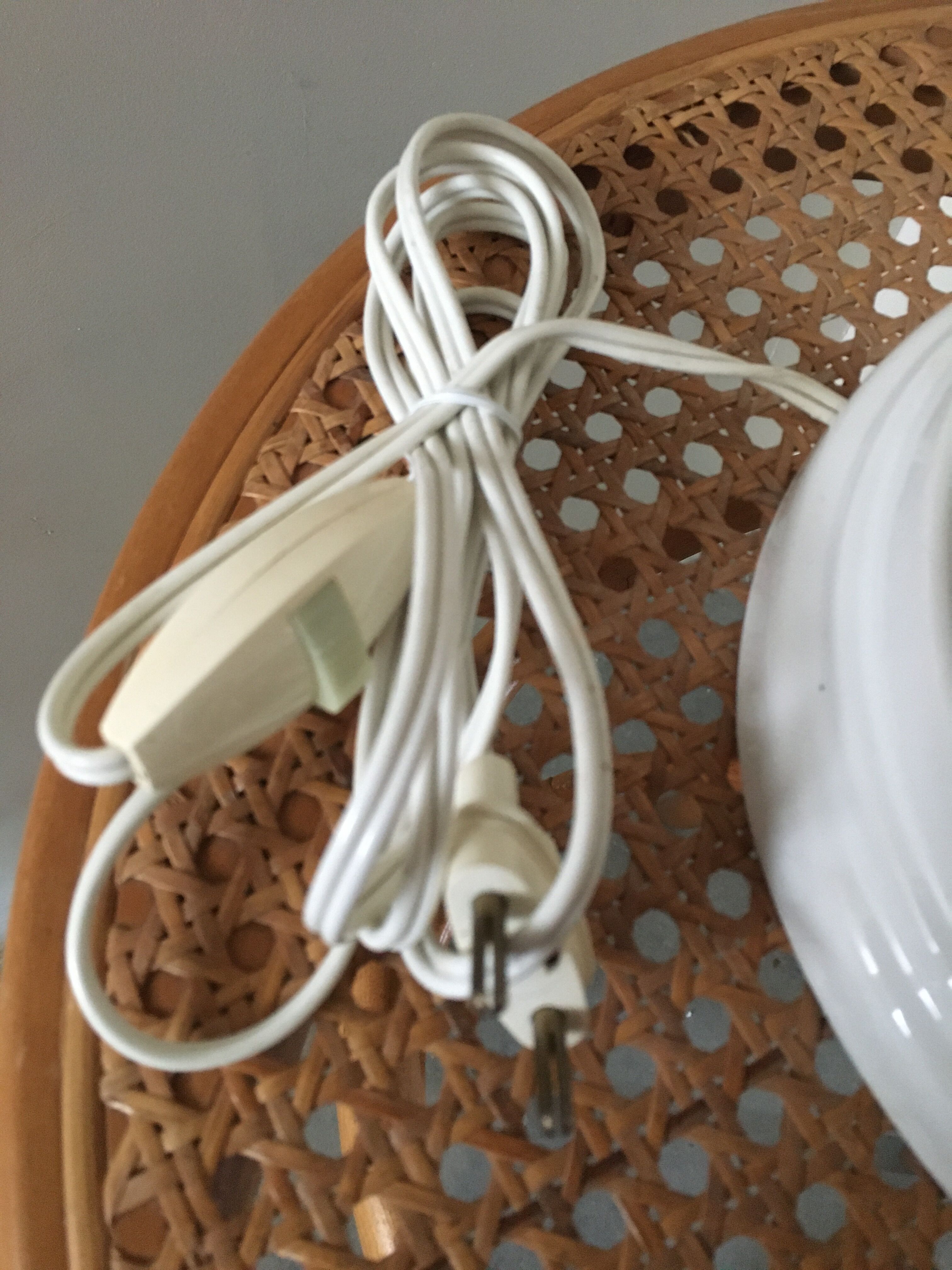 Triple white ceramic dove lamp