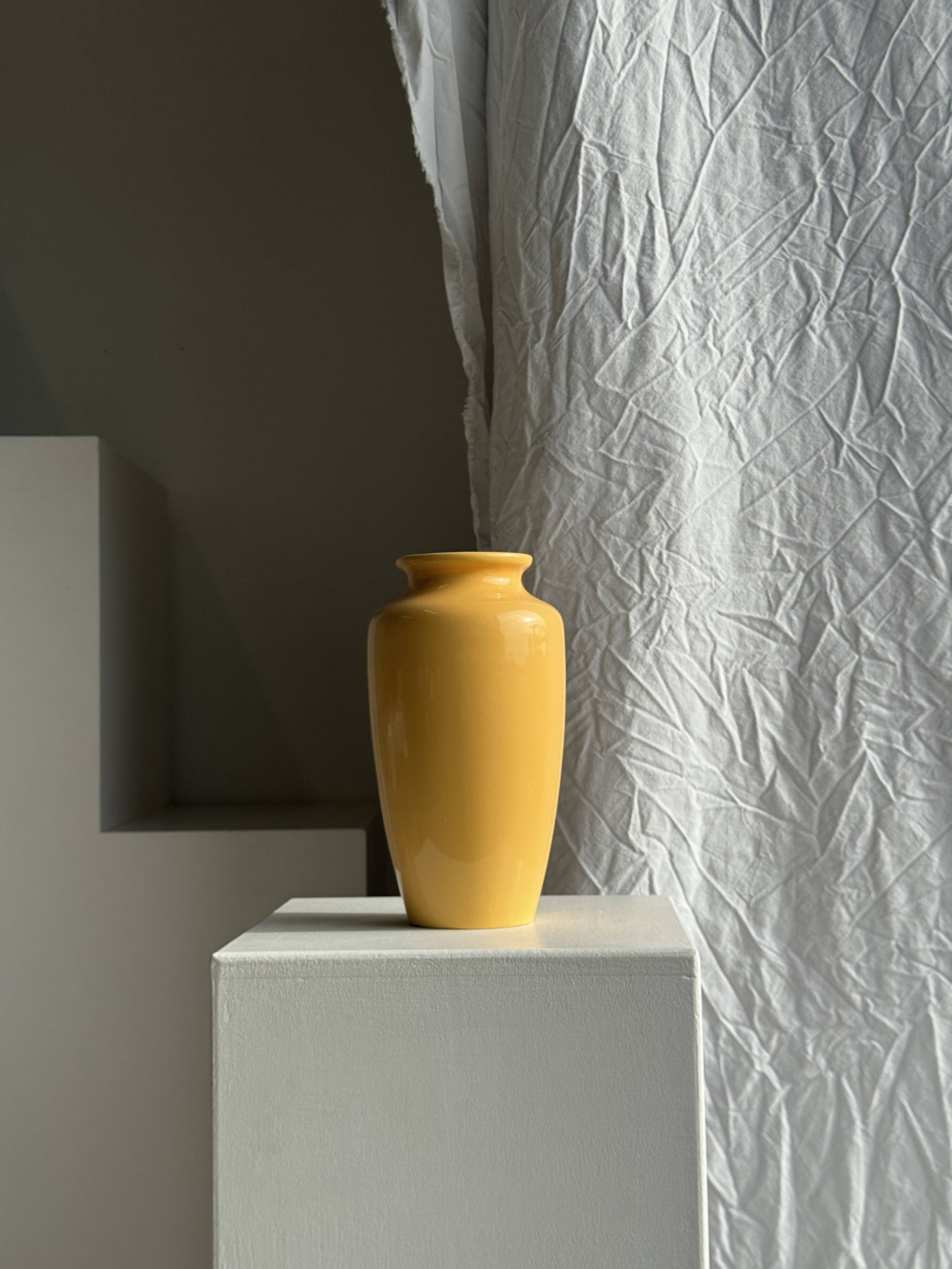 Vase jaune oblong années 90 H26